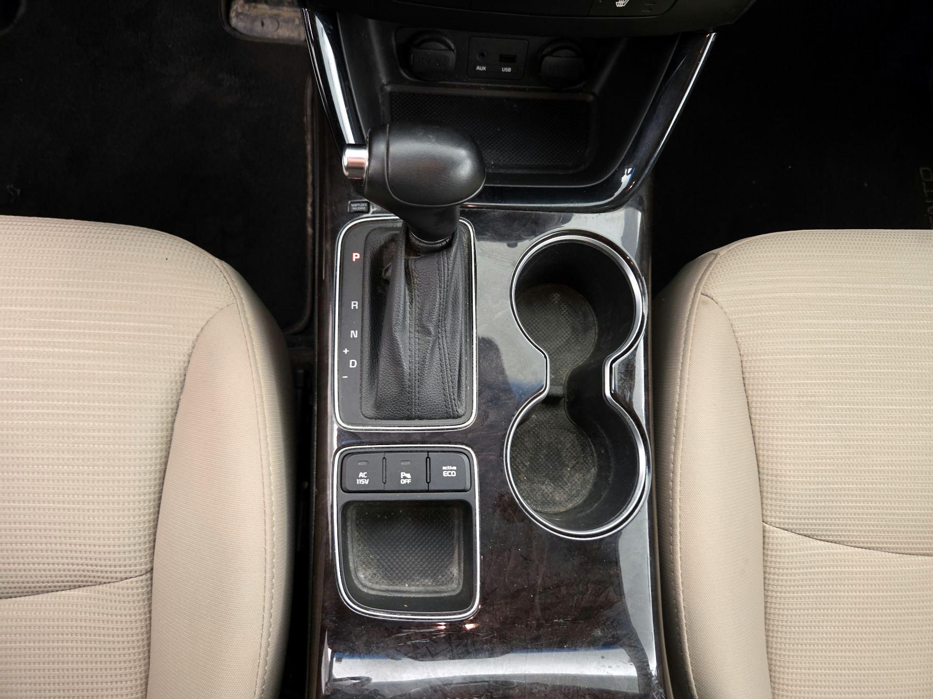 Thumbnail: 2015 Kia Sorento - 17