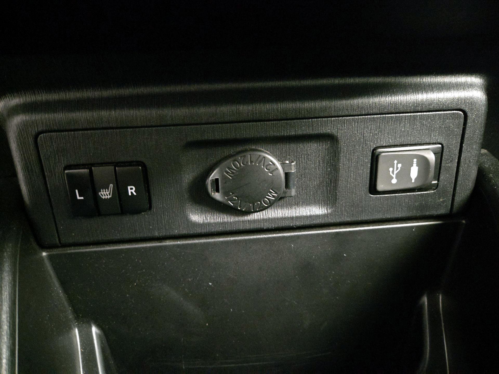 Thumbnail: 2015 Toyota Prius v - 18