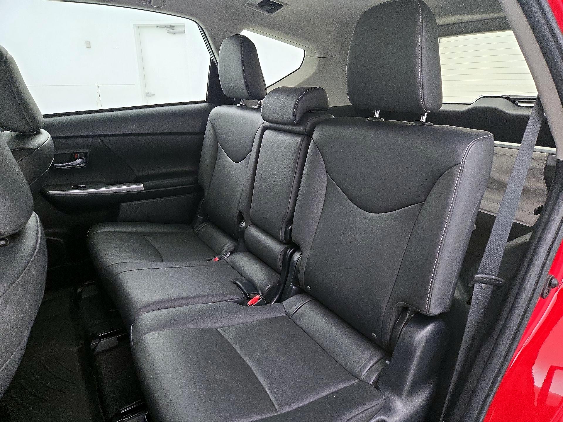 Thumbnail: 2015 Toyota Prius v - 19