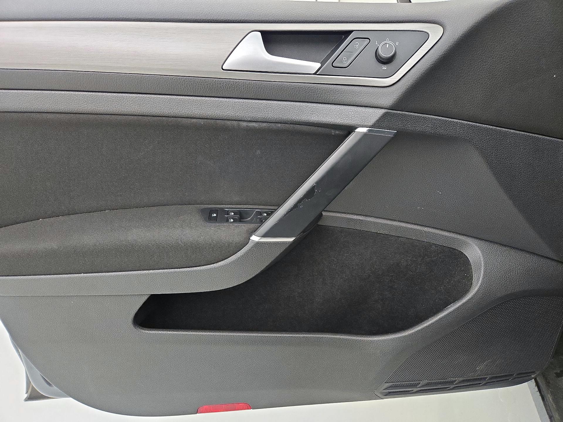 Thumbnail: 2016 Volkswagen Golf - 12