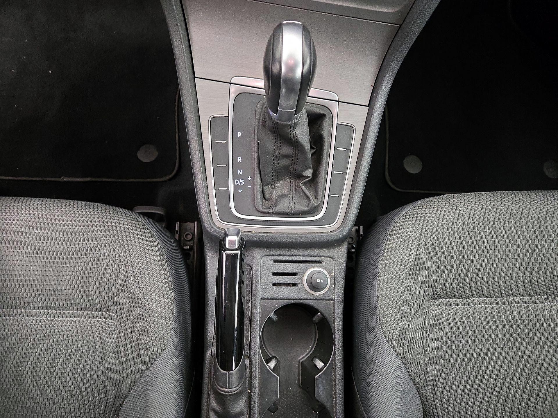 Thumbnail: 2016 Volkswagen Golf - 17