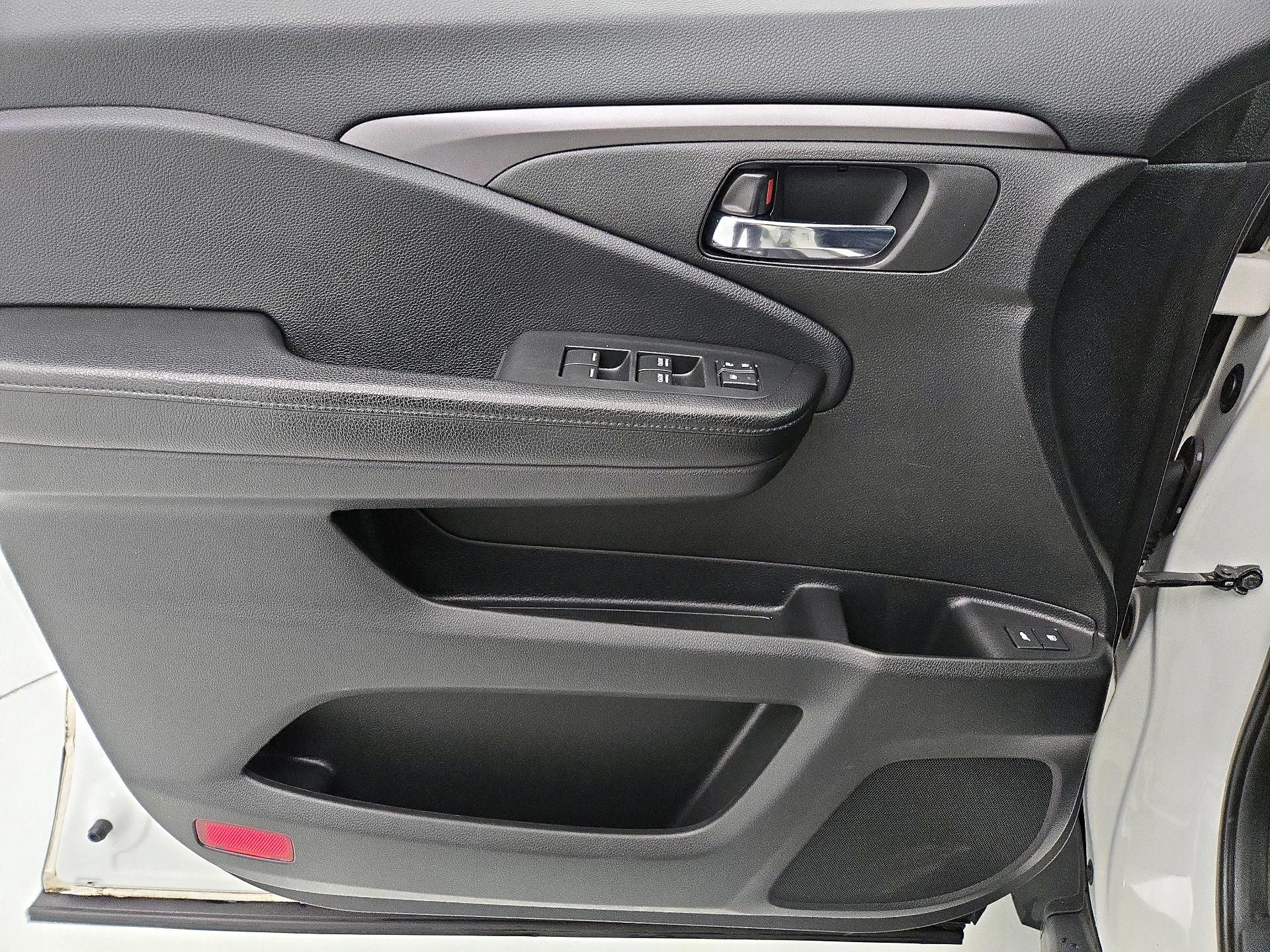 Thumbnail: 2017 Honda Pilot - 12