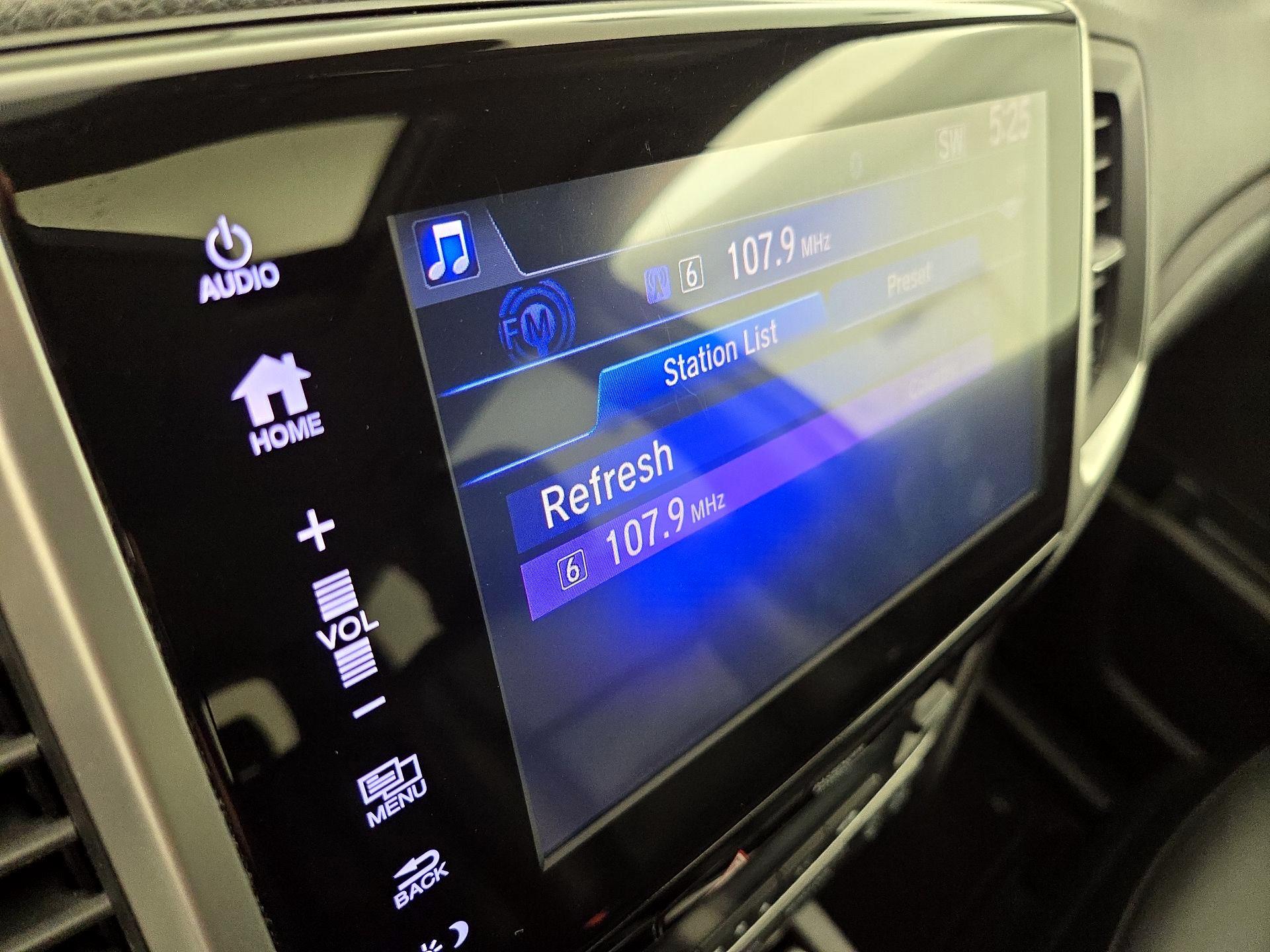 Thumbnail: 2017 Honda Pilot - 15