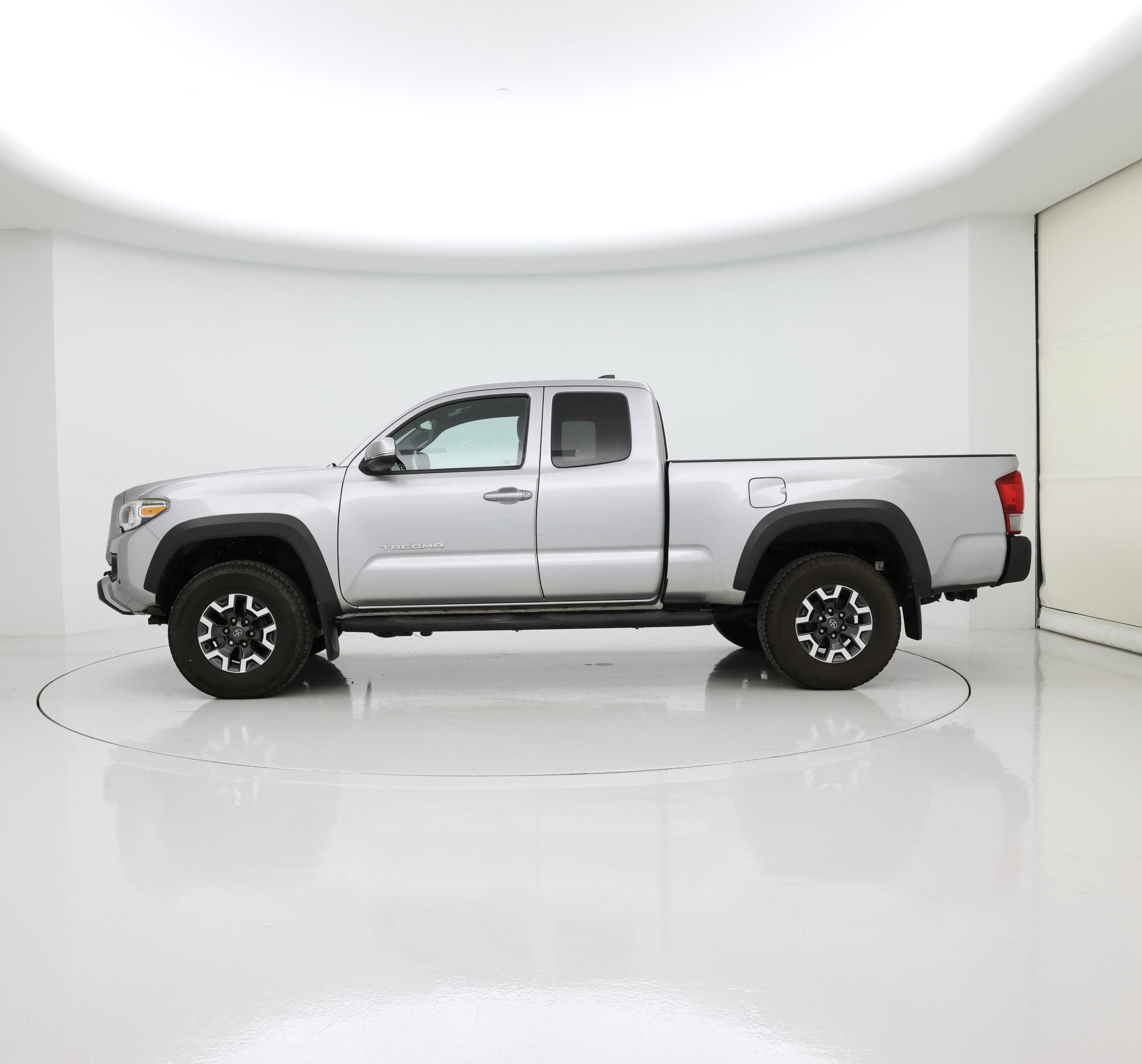 Thumbnail: 2017 Toyota Tacoma - 3