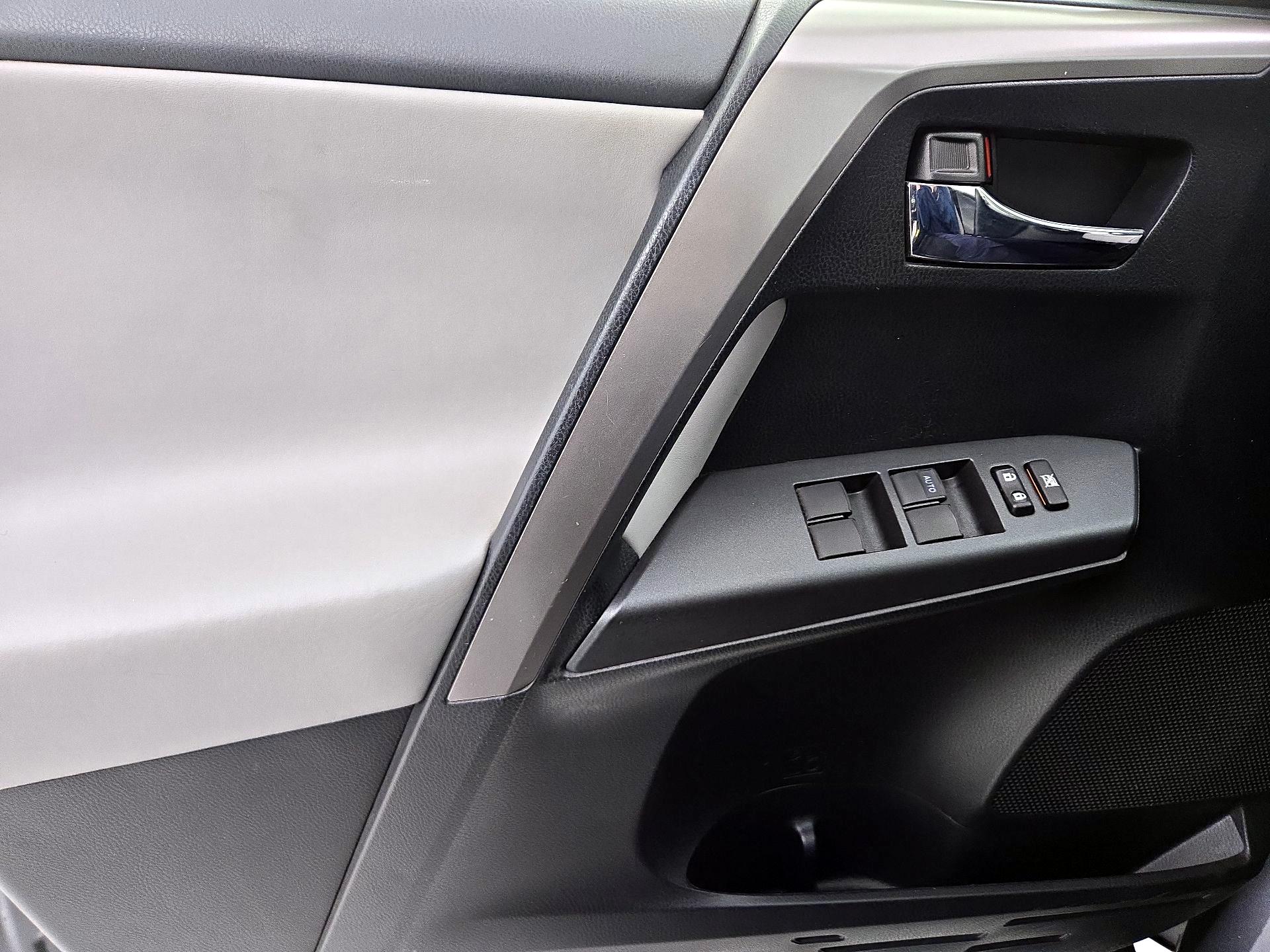 Thumbnail: 2018 Toyota RAV4 - 12