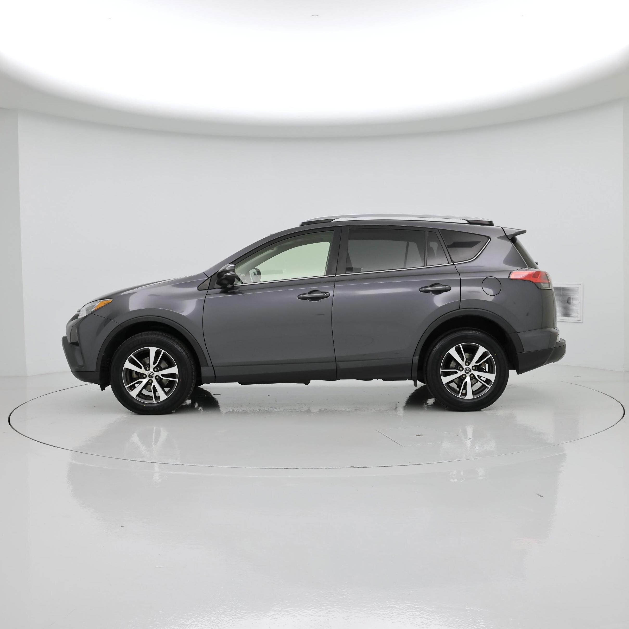 Thumbnail: 2018 Toyota RAV4 - 3