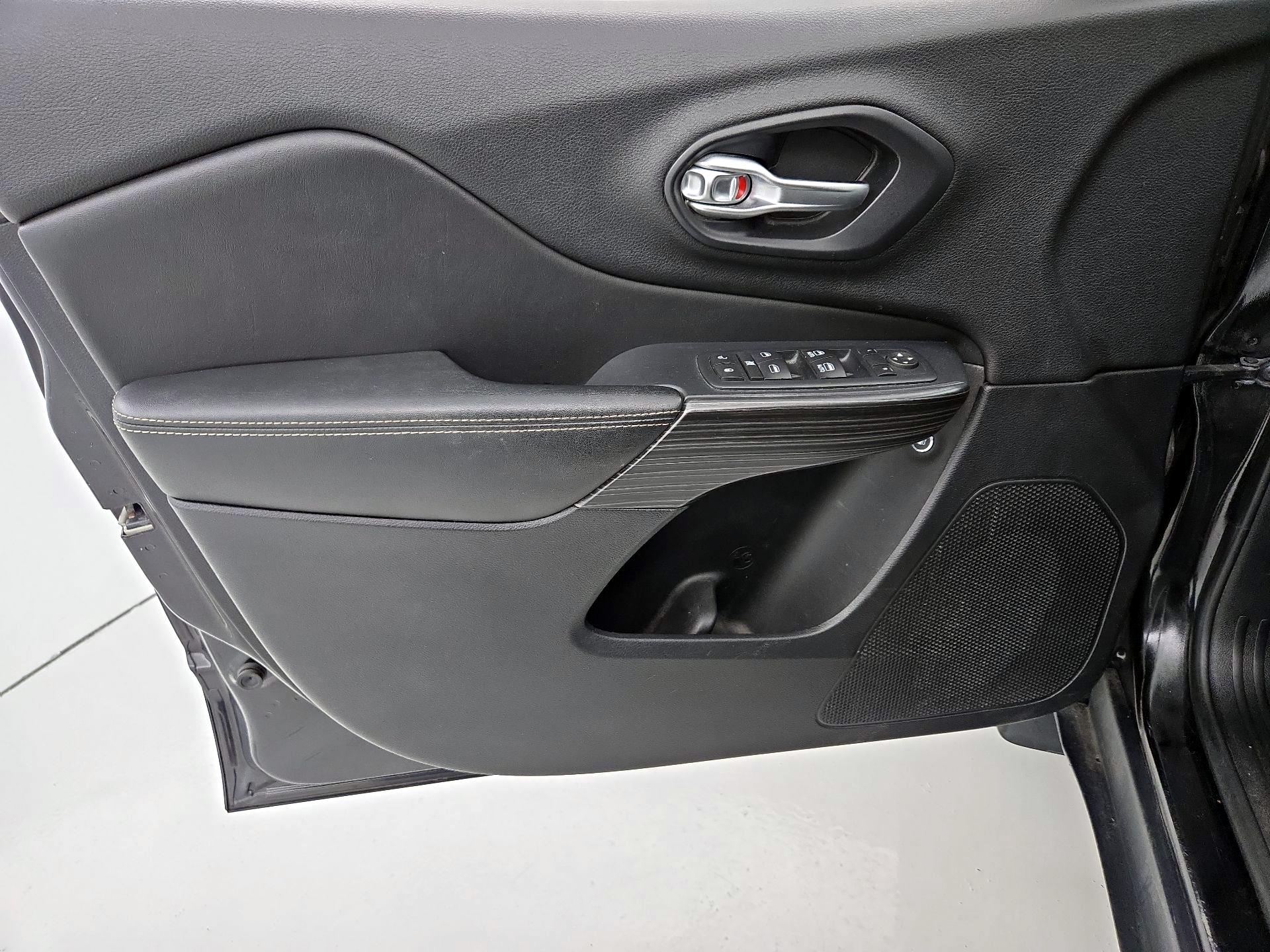 Thumbnail: 2016 Jeep Cherokee - 12