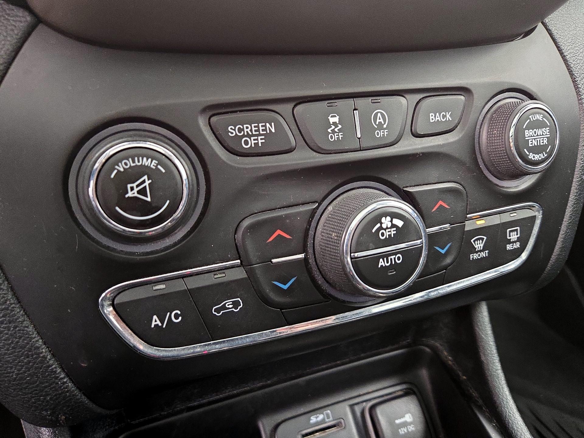 Thumbnail: 2016 Jeep Cherokee - 17