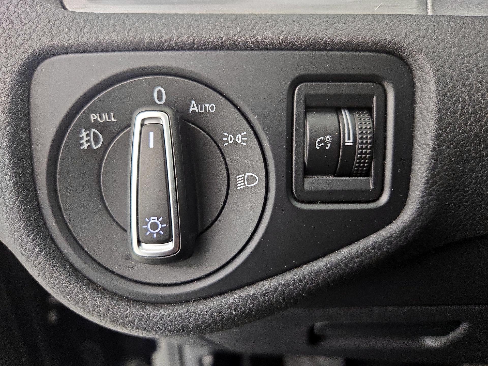 Thumbnail: 2017 Volkswagen Golf - 13