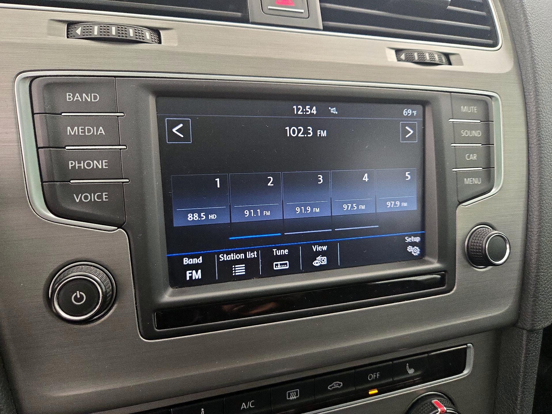 Thumbnail: 2017 Volkswagen Golf - 15