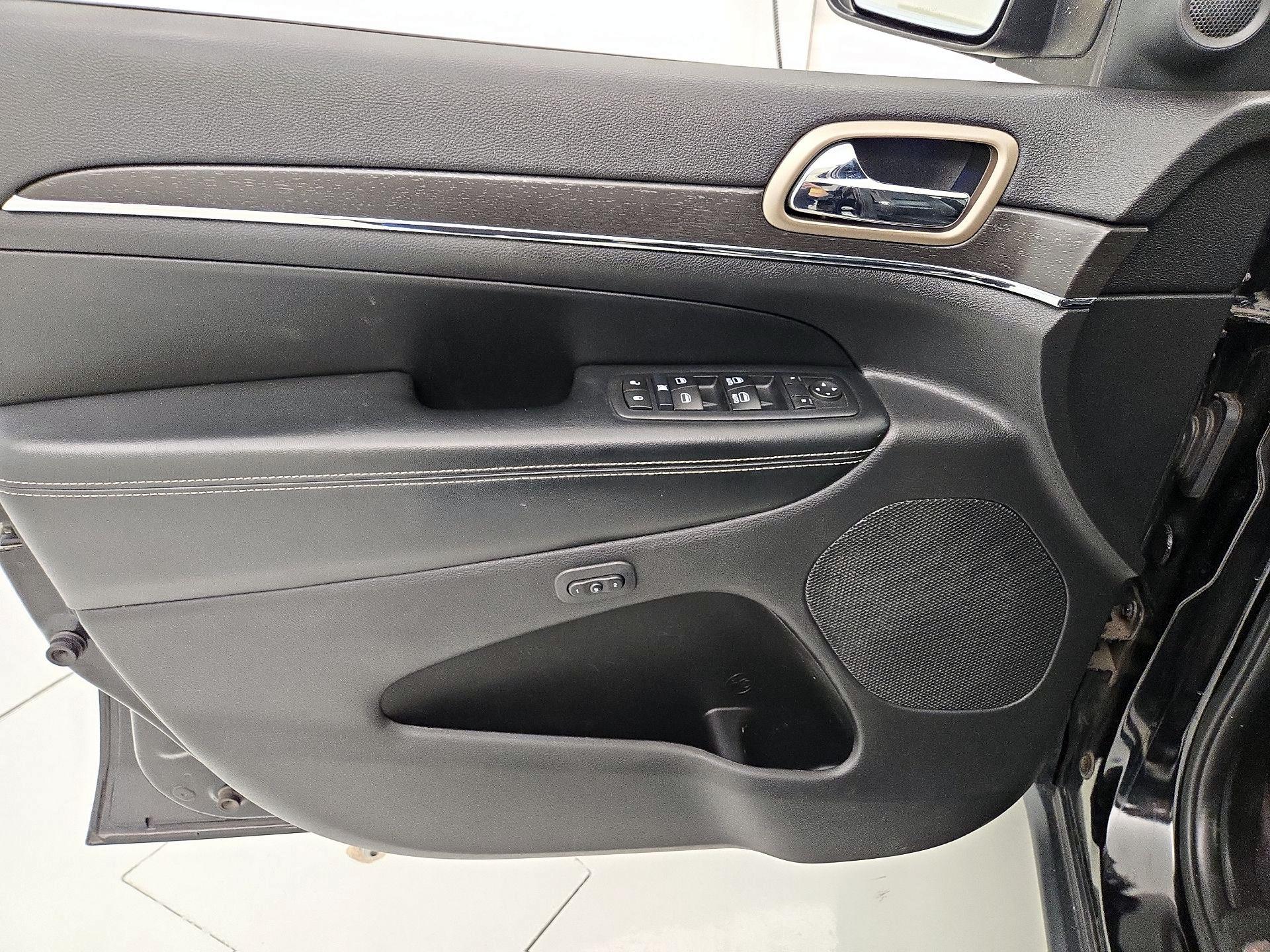 Thumbnail: 2017 Jeep Grand Cherokee - 12