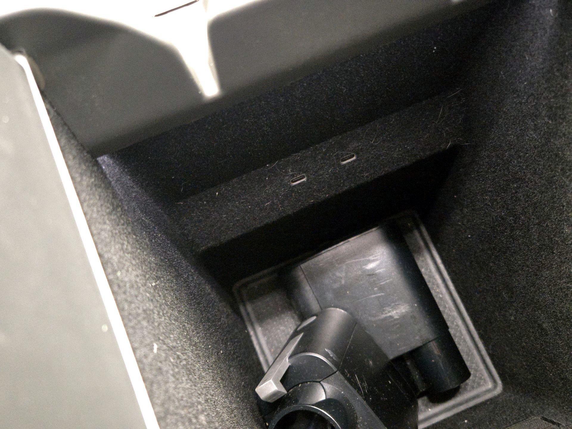 Thumbnail: 2024 Rivian R1S - 18