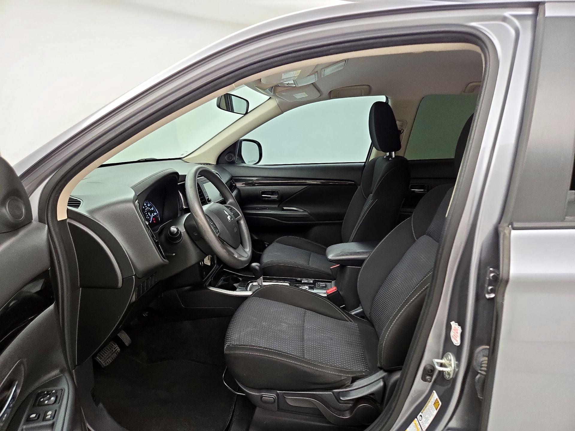 Thumbnail: 2020 Mitsubishi Outlander - 11