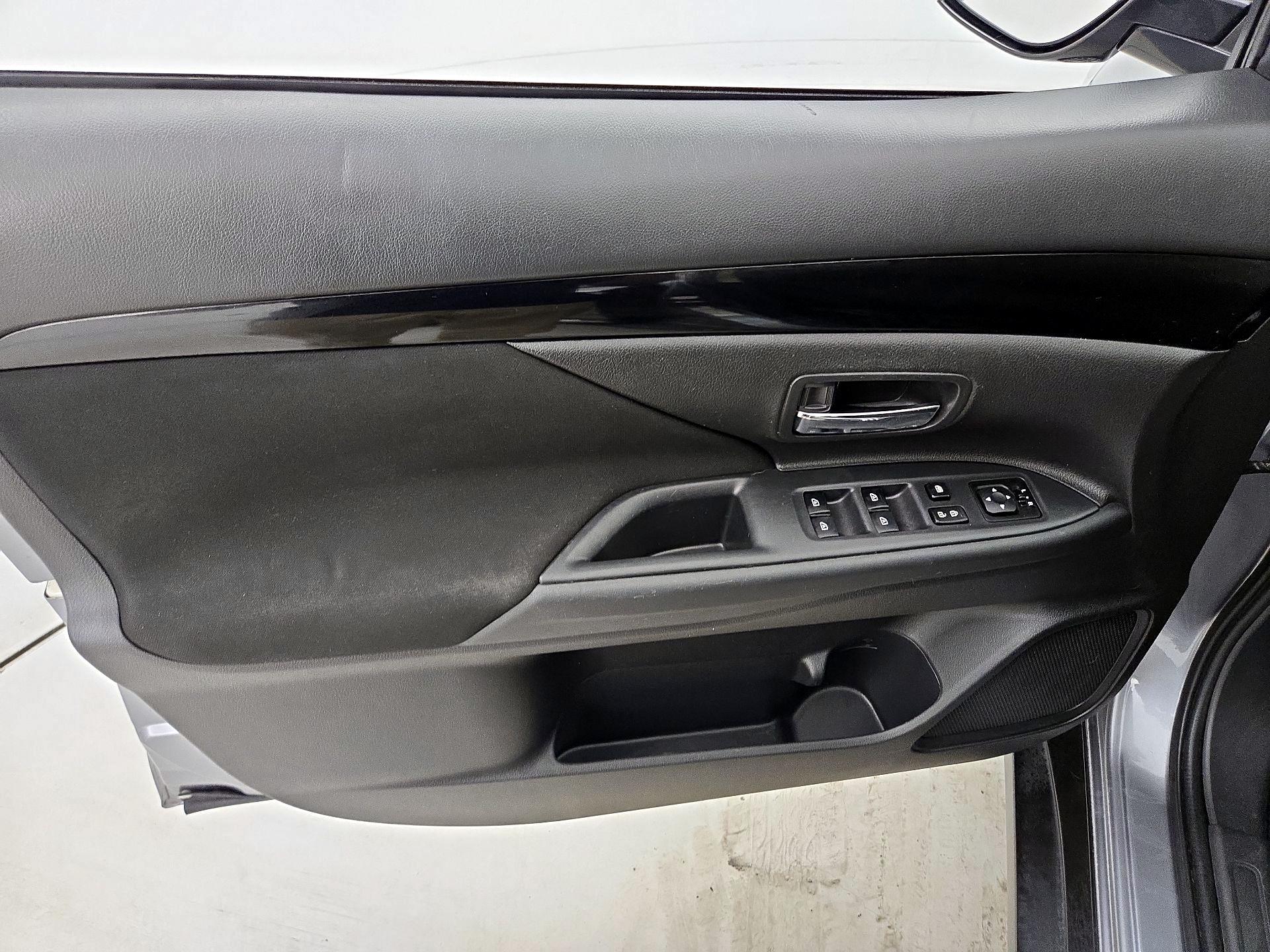 Thumbnail: 2020 Mitsubishi Outlander - 12