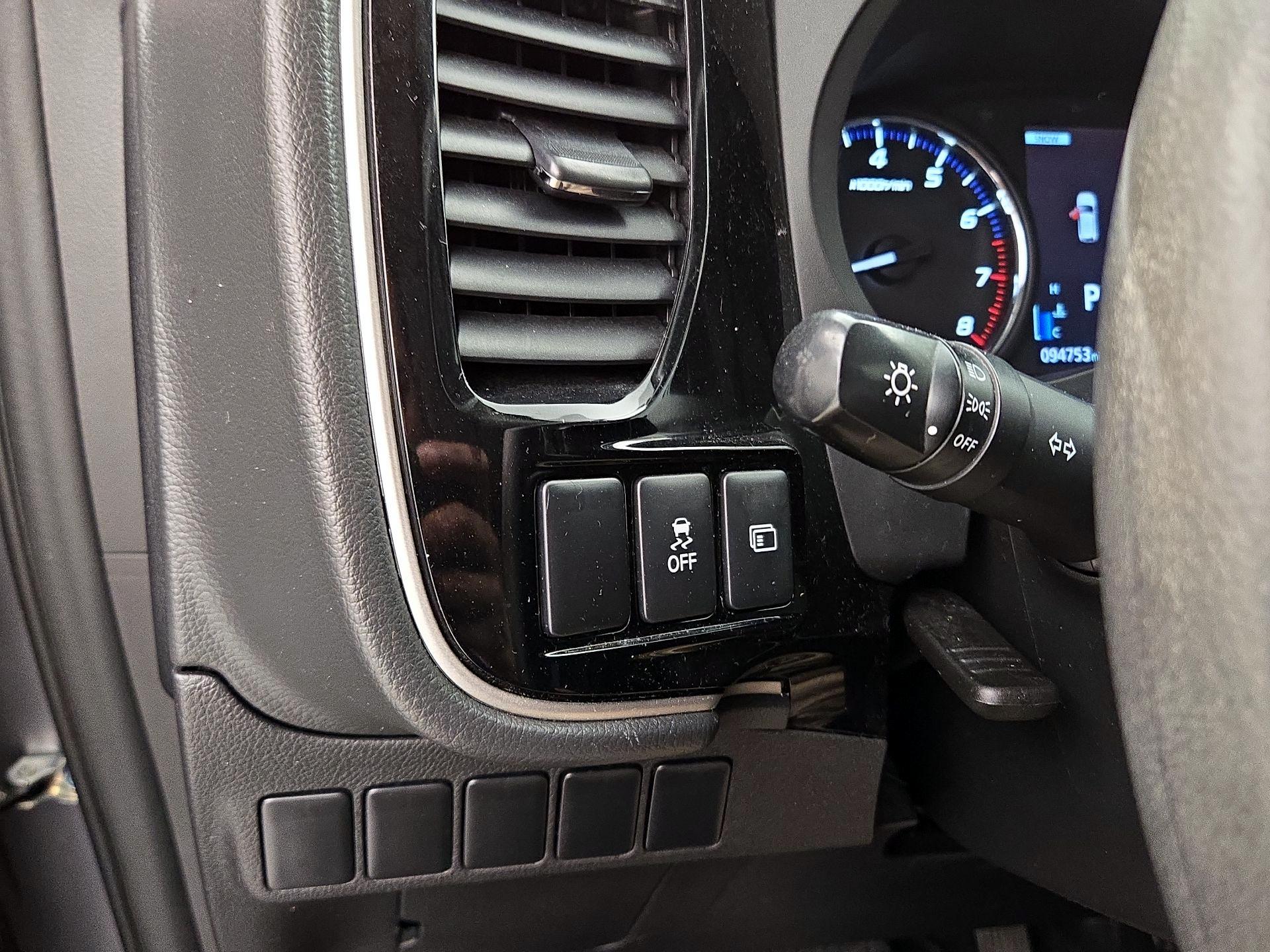 Thumbnail: 2020 Mitsubishi Outlander - 13