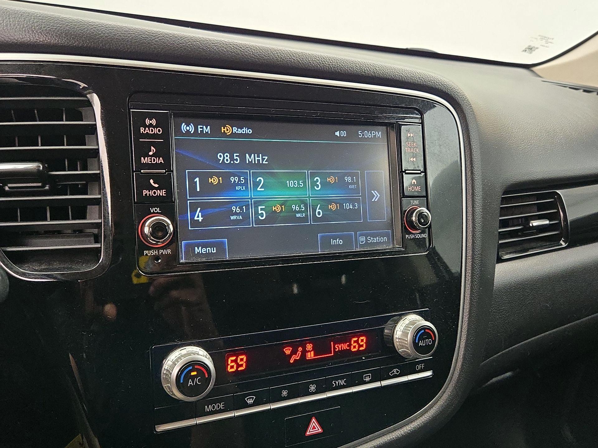 Thumbnail: 2020 Mitsubishi Outlander - 15