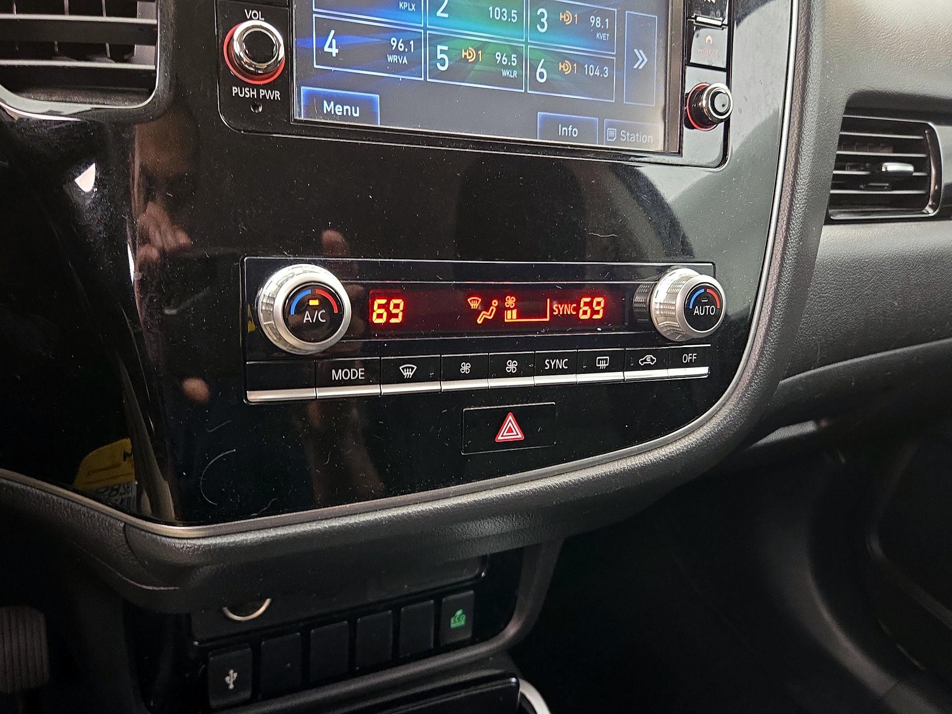 Thumbnail: 2020 Mitsubishi Outlander - 16