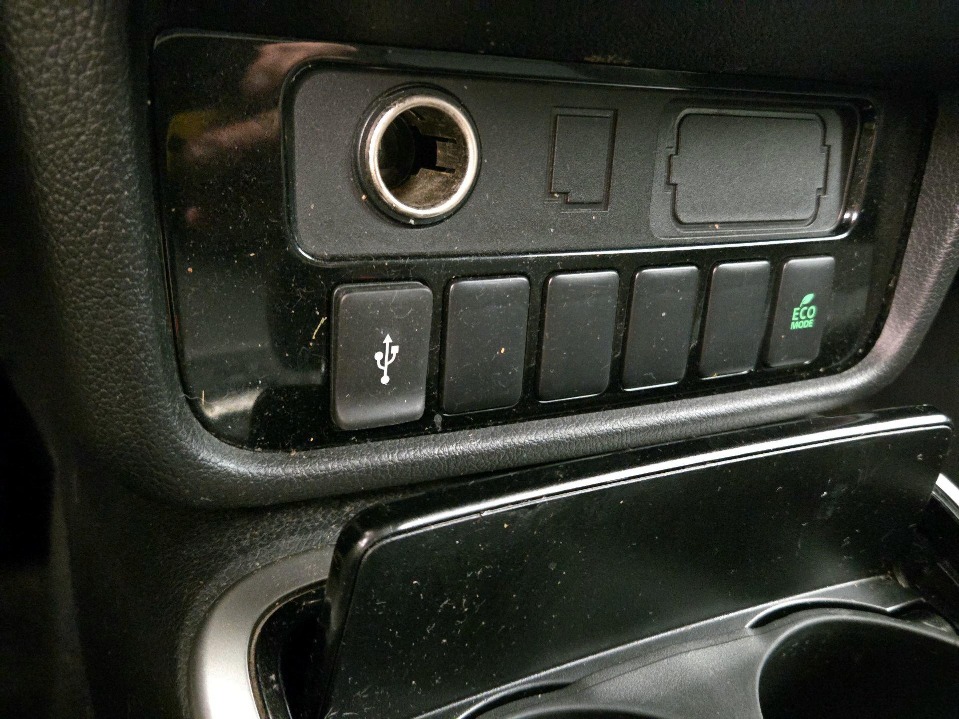 Thumbnail: 2020 Mitsubishi Outlander - 18