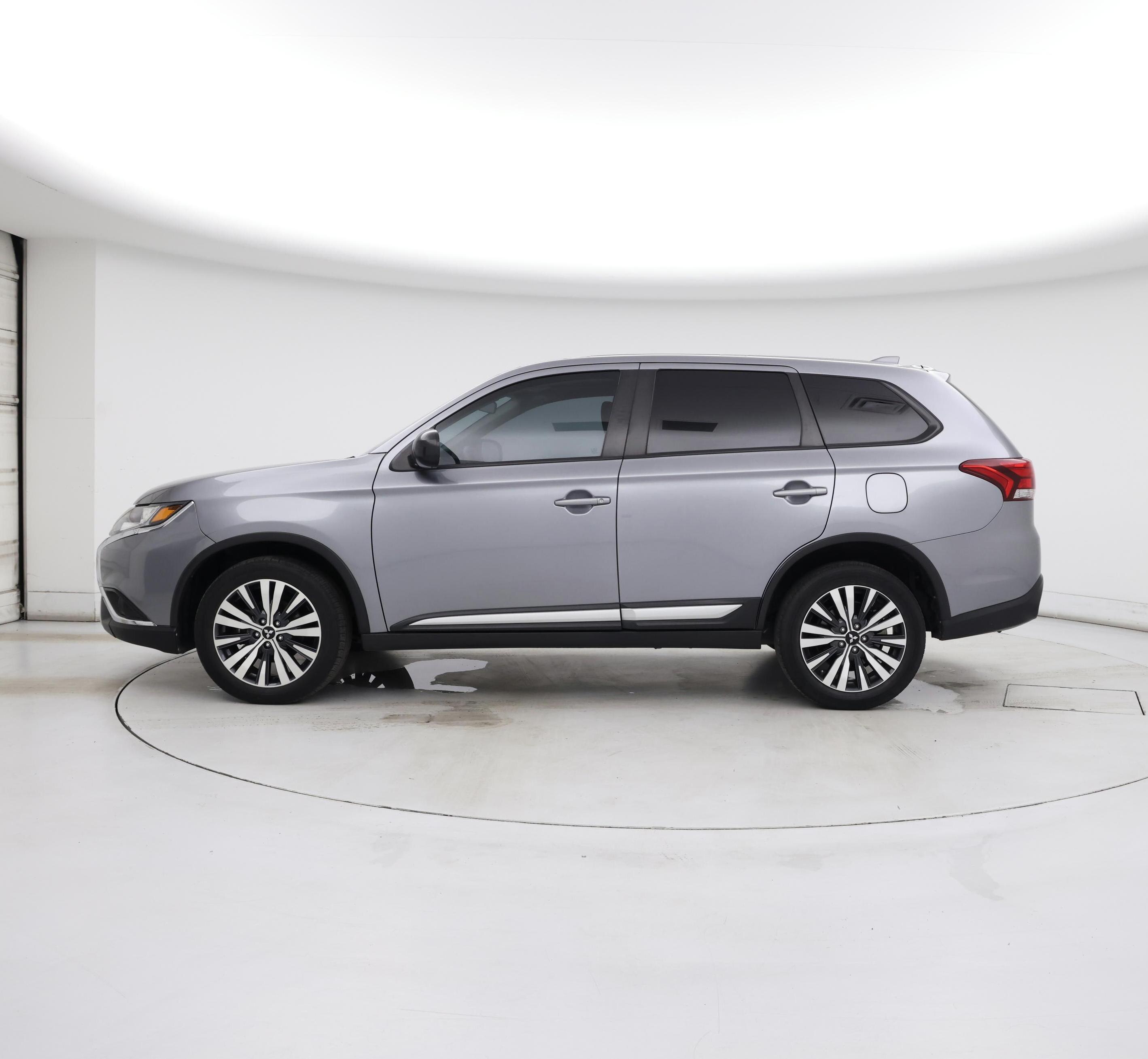 Thumbnail: 2020 Mitsubishi Outlander - 3