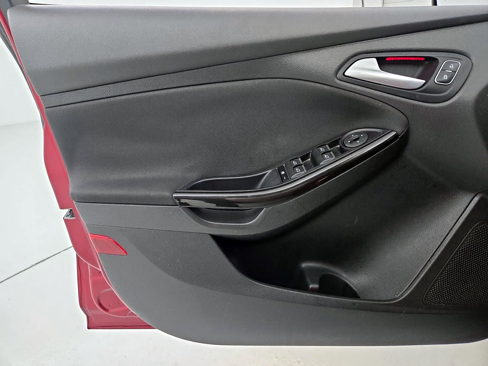 Thumbnail: 2015 Ford Focus - 12