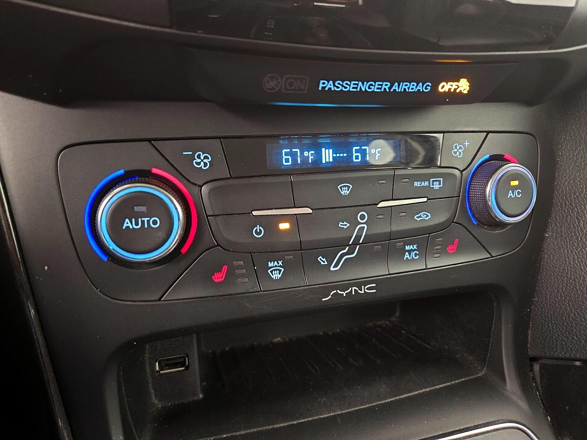 Thumbnail: 2015 Ford Focus - 17