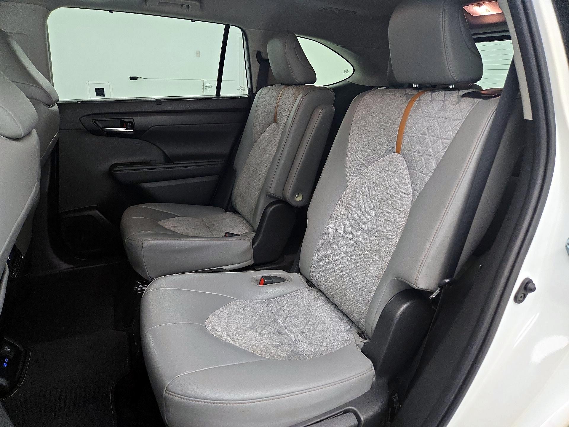 Thumbnail: 2022 Toyota Highlander - 20