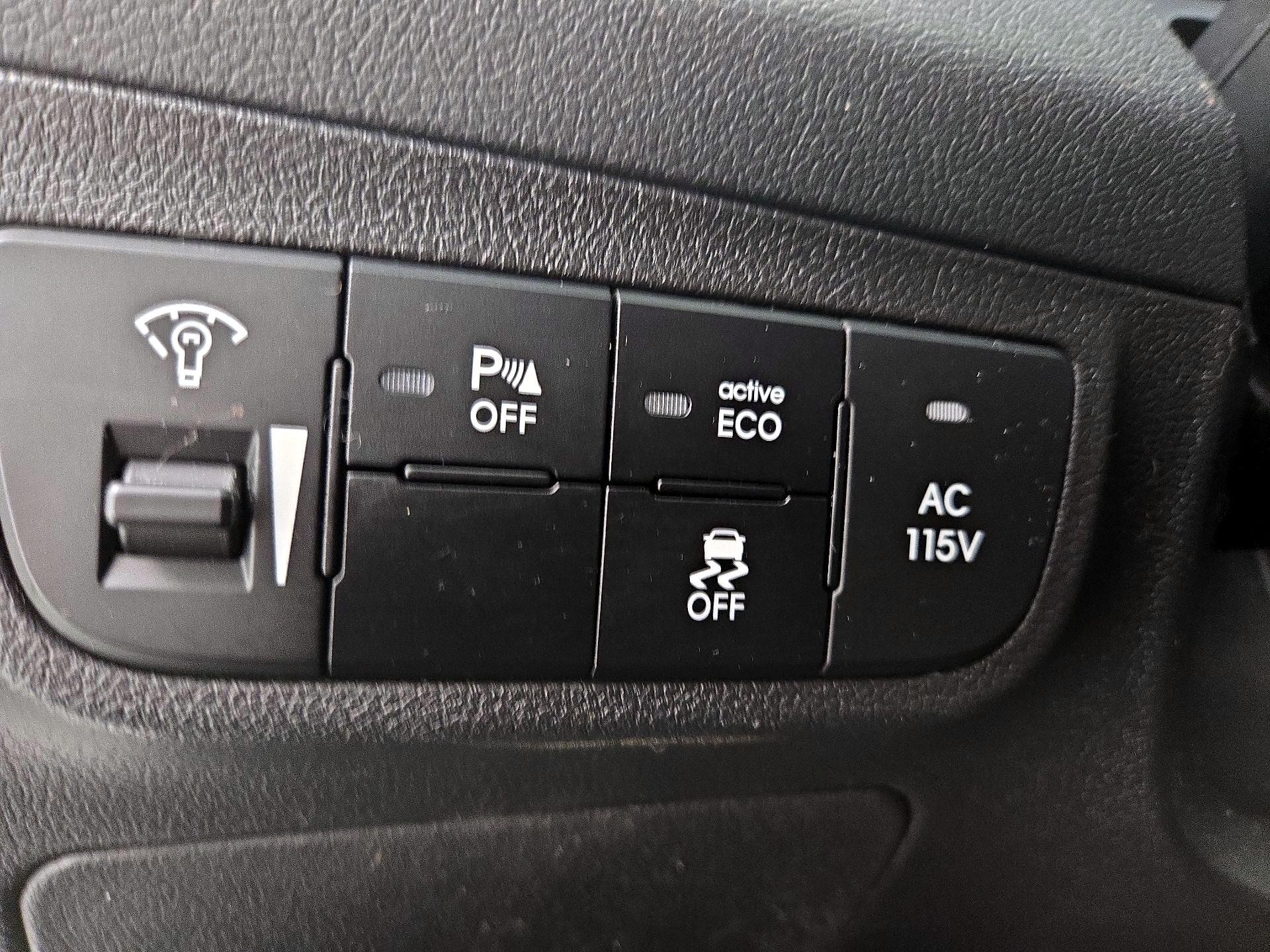 Thumbnail: 2016 Hyundai Veloster - 13