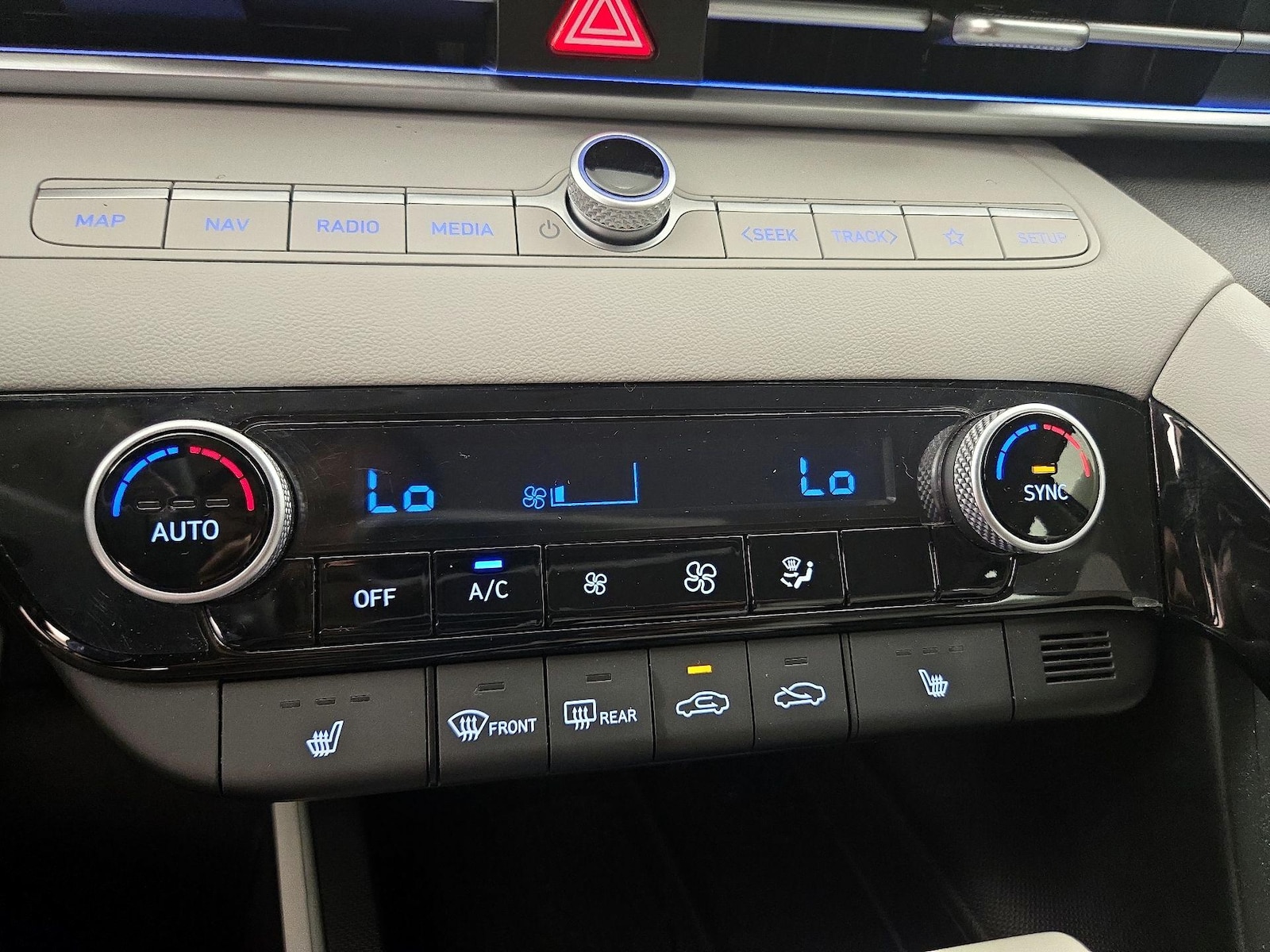 2024 Hyundai Elantra Limited - Photo 18