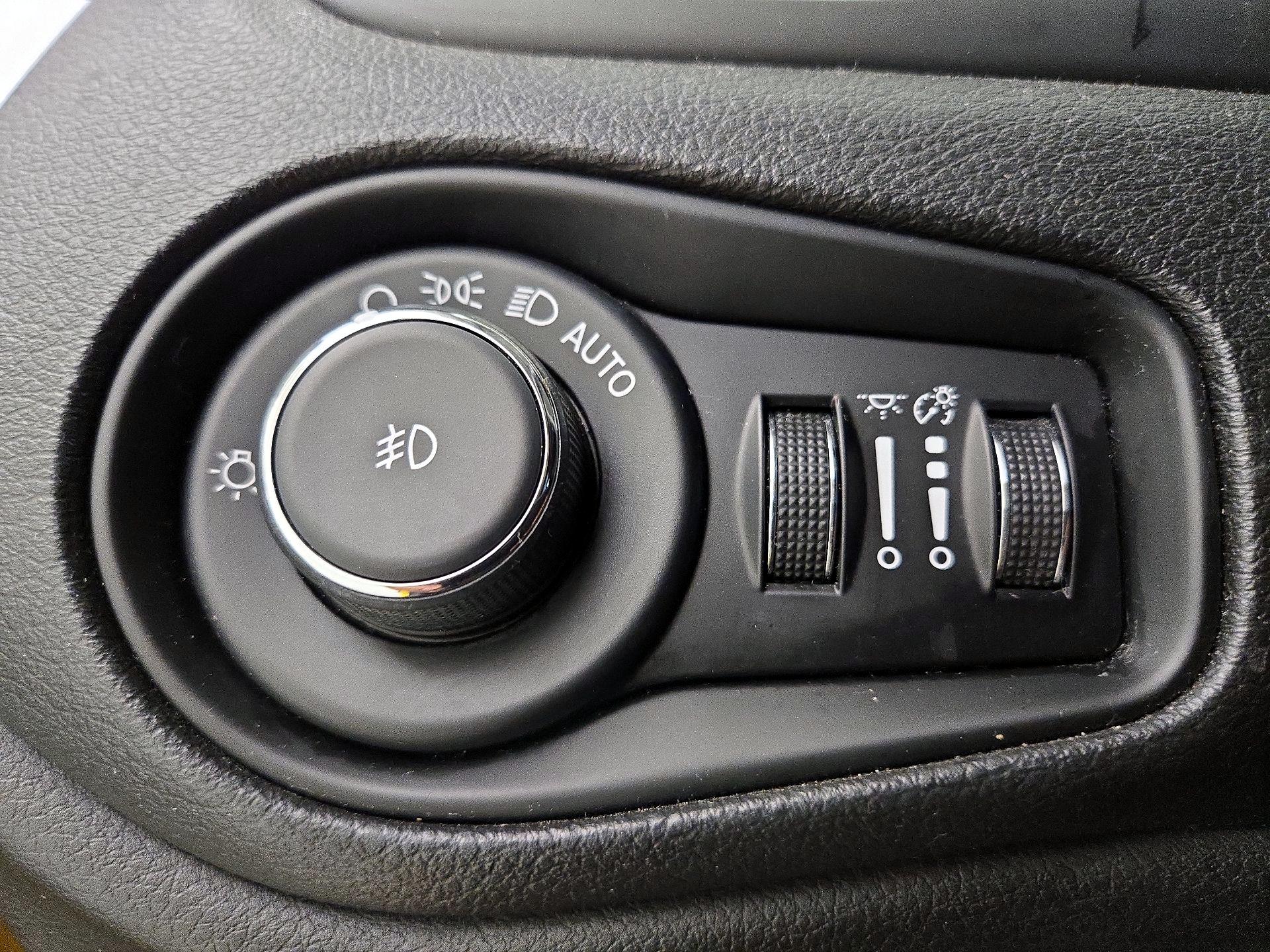 Thumbnail: 2015 Jeep Renegade - 13
