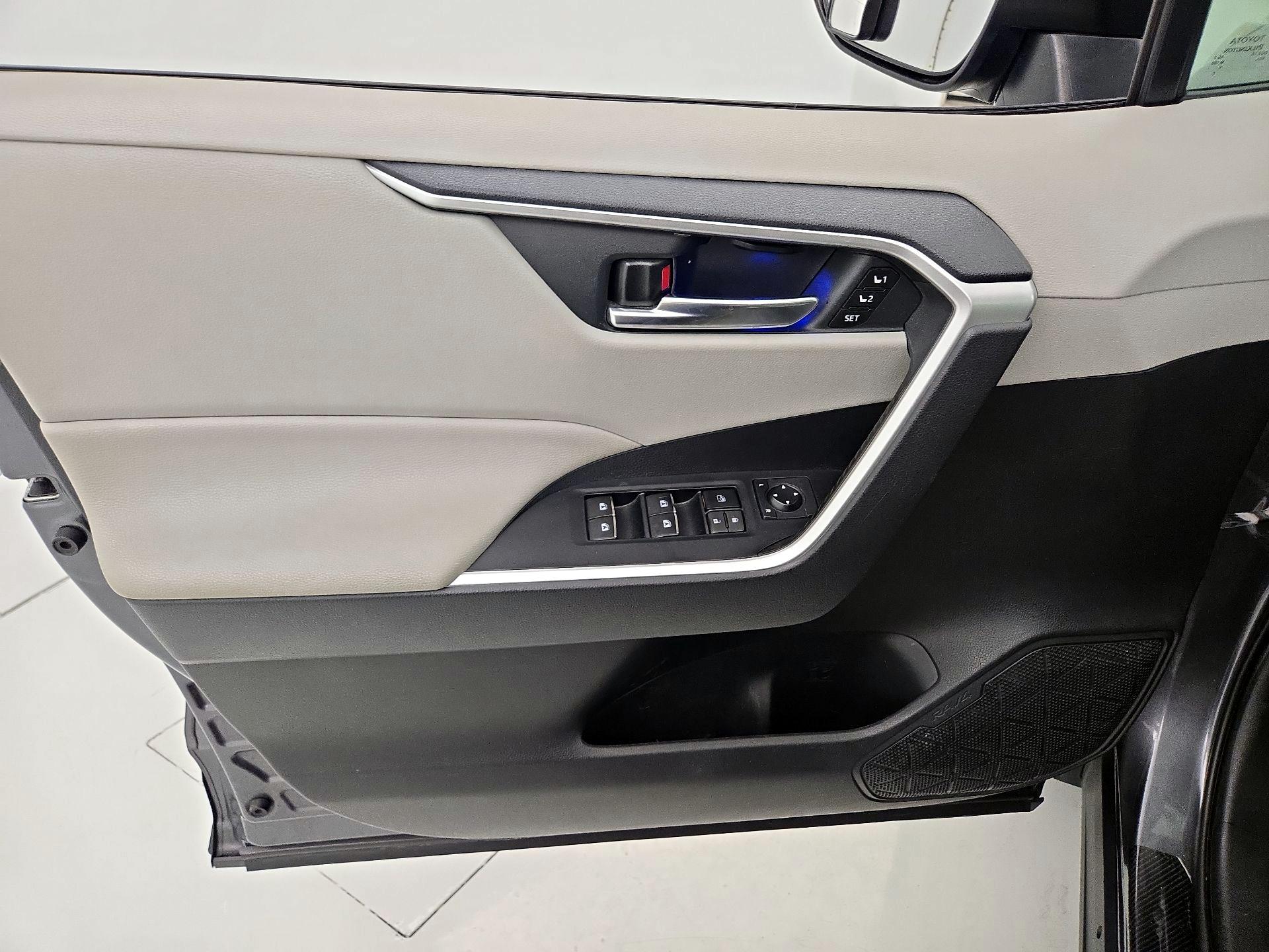 Thumbnail: 2020 Toyota RAV4 - 12