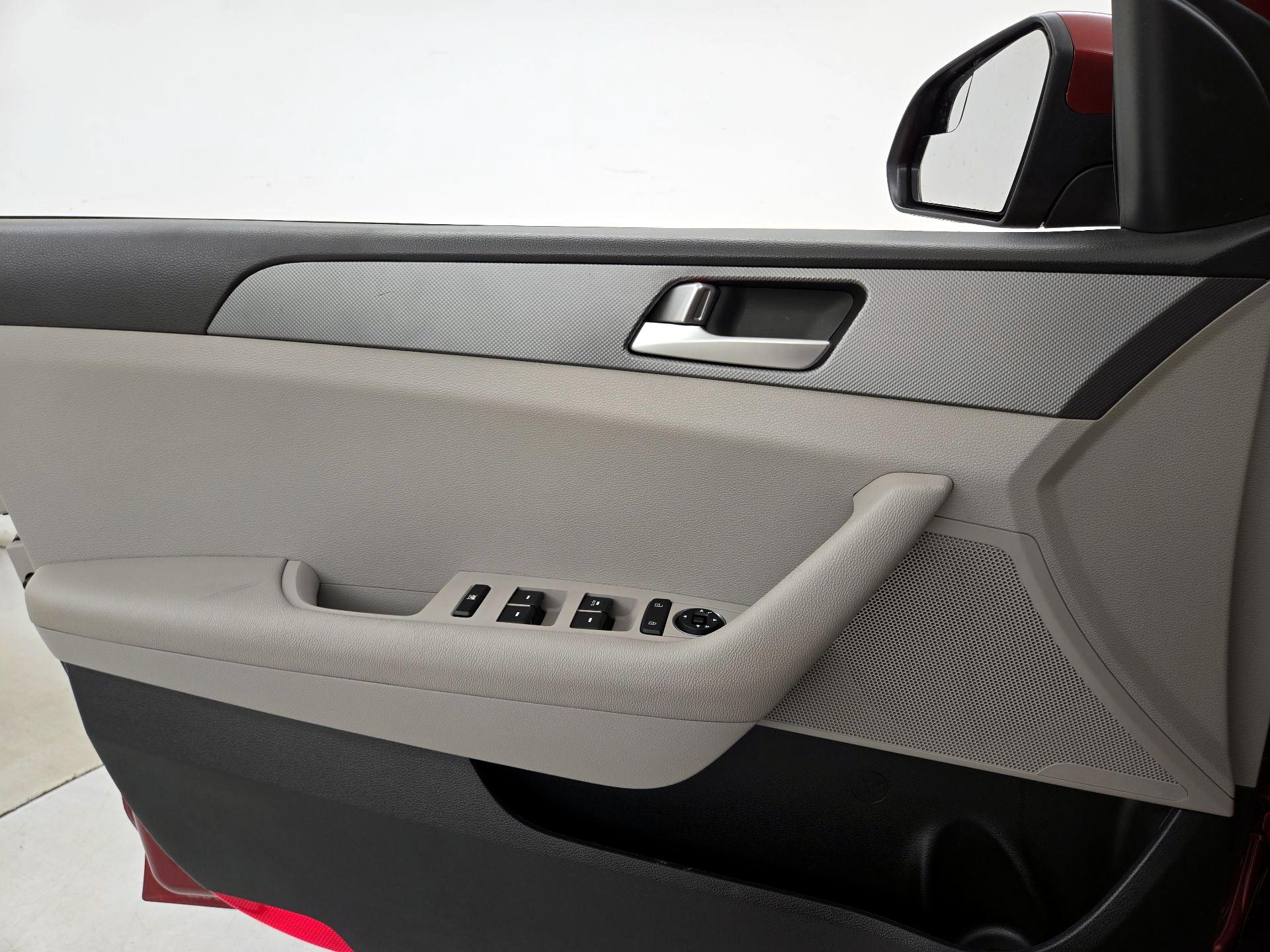 Thumbnail: 2016 Hyundai Sonata - 12