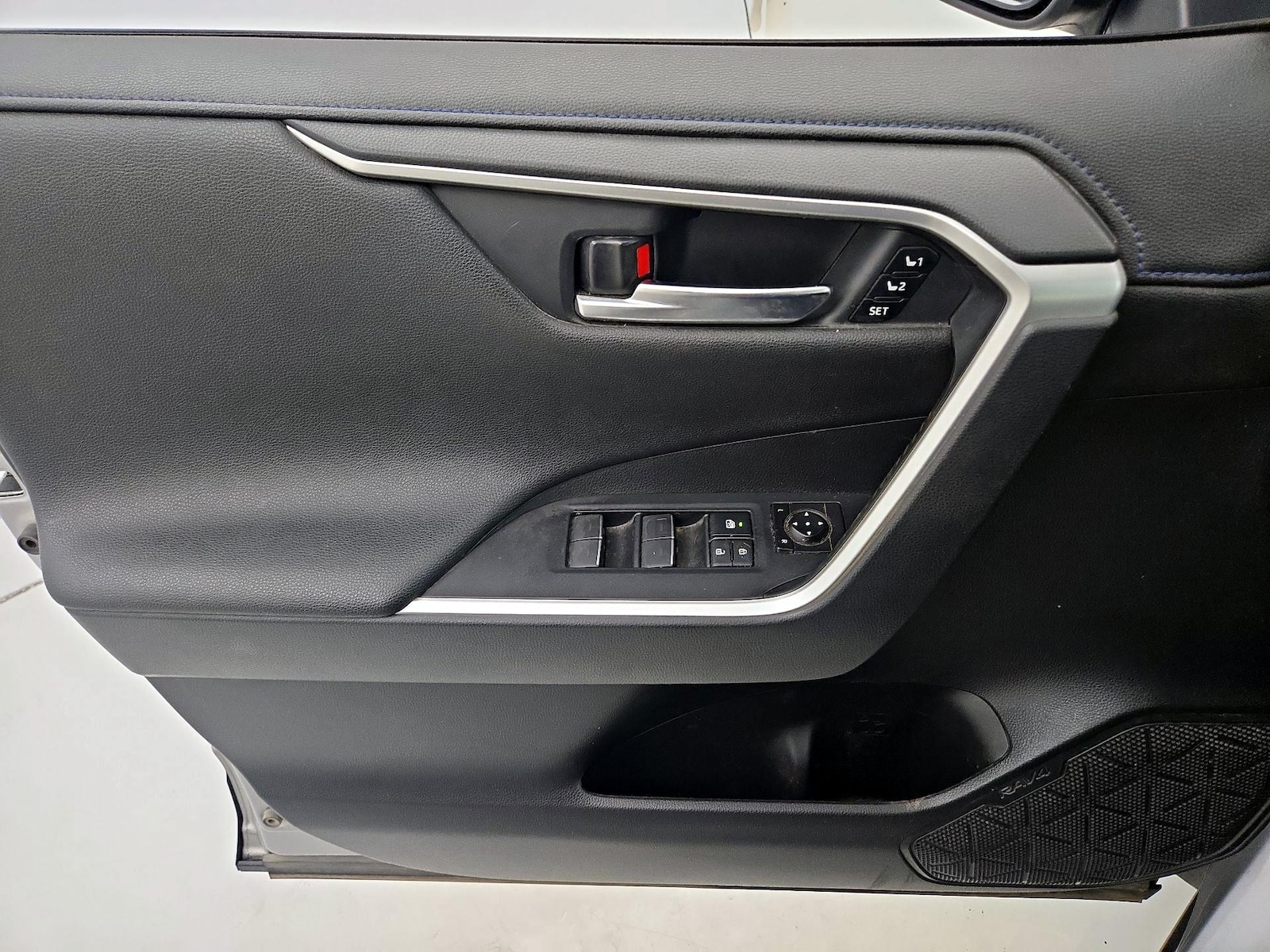 2022 Toyota RAV4 XSE - Photo 13