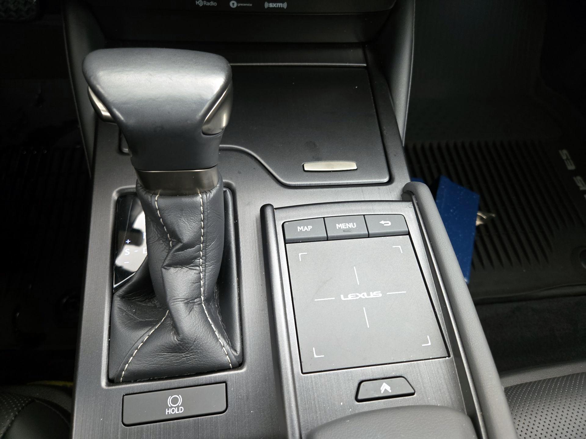 Thumbnail: 2021 Lexus ES - 17