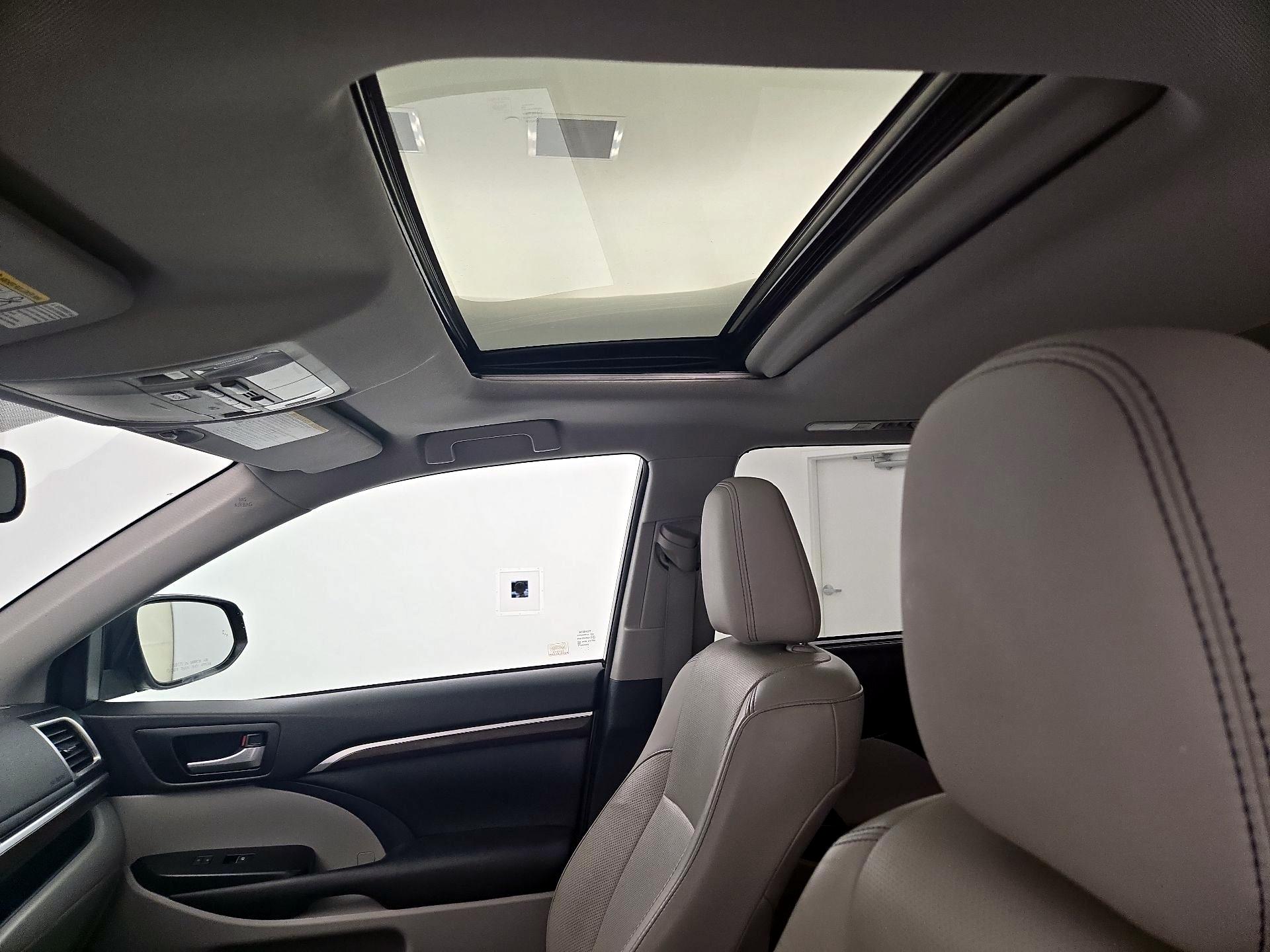 Thumbnail: 2015 Toyota Highlander - 20