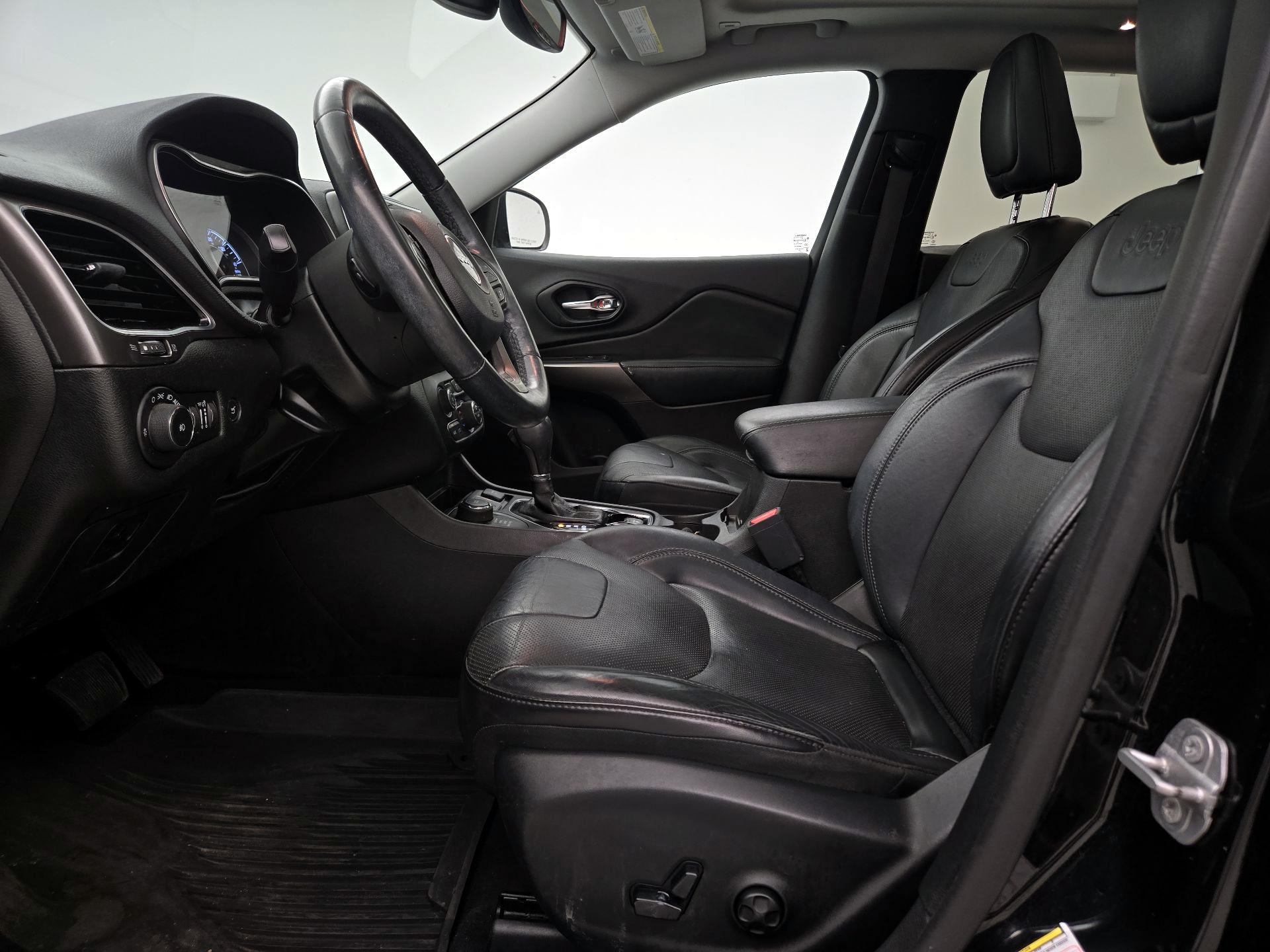 Thumbnail: 2019 Jeep Cherokee - 11