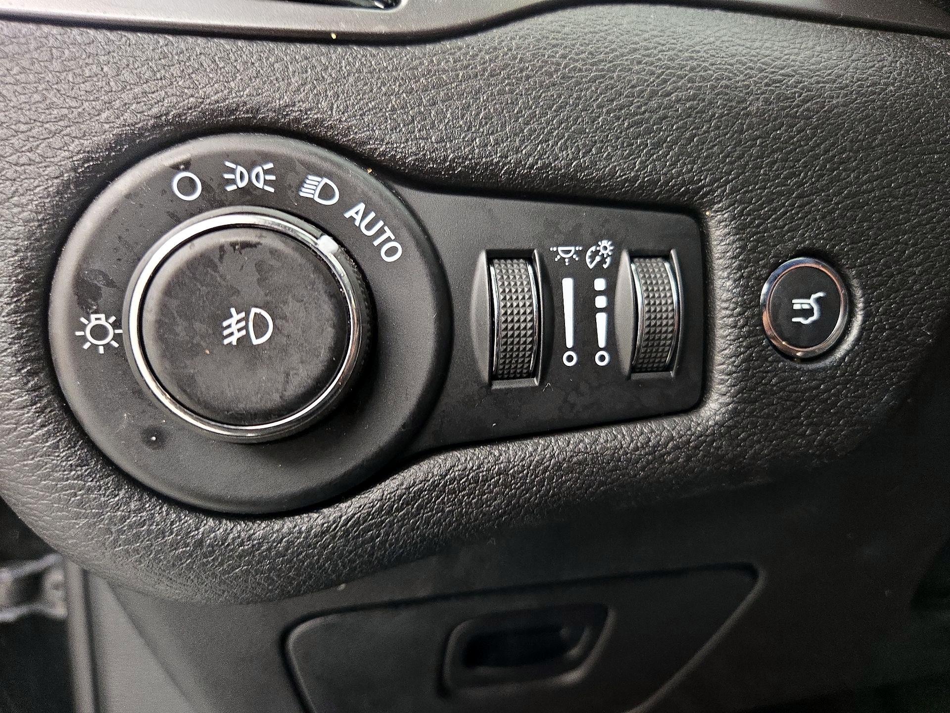 Thumbnail: 2019 Jeep Cherokee - 13