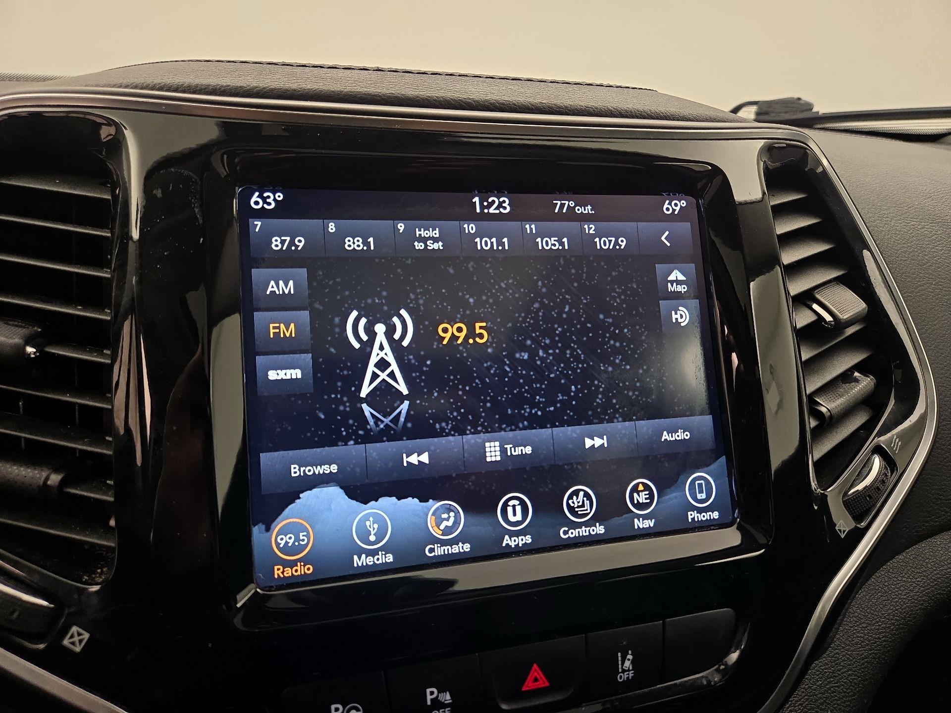 Thumbnail: 2019 Jeep Cherokee - 16