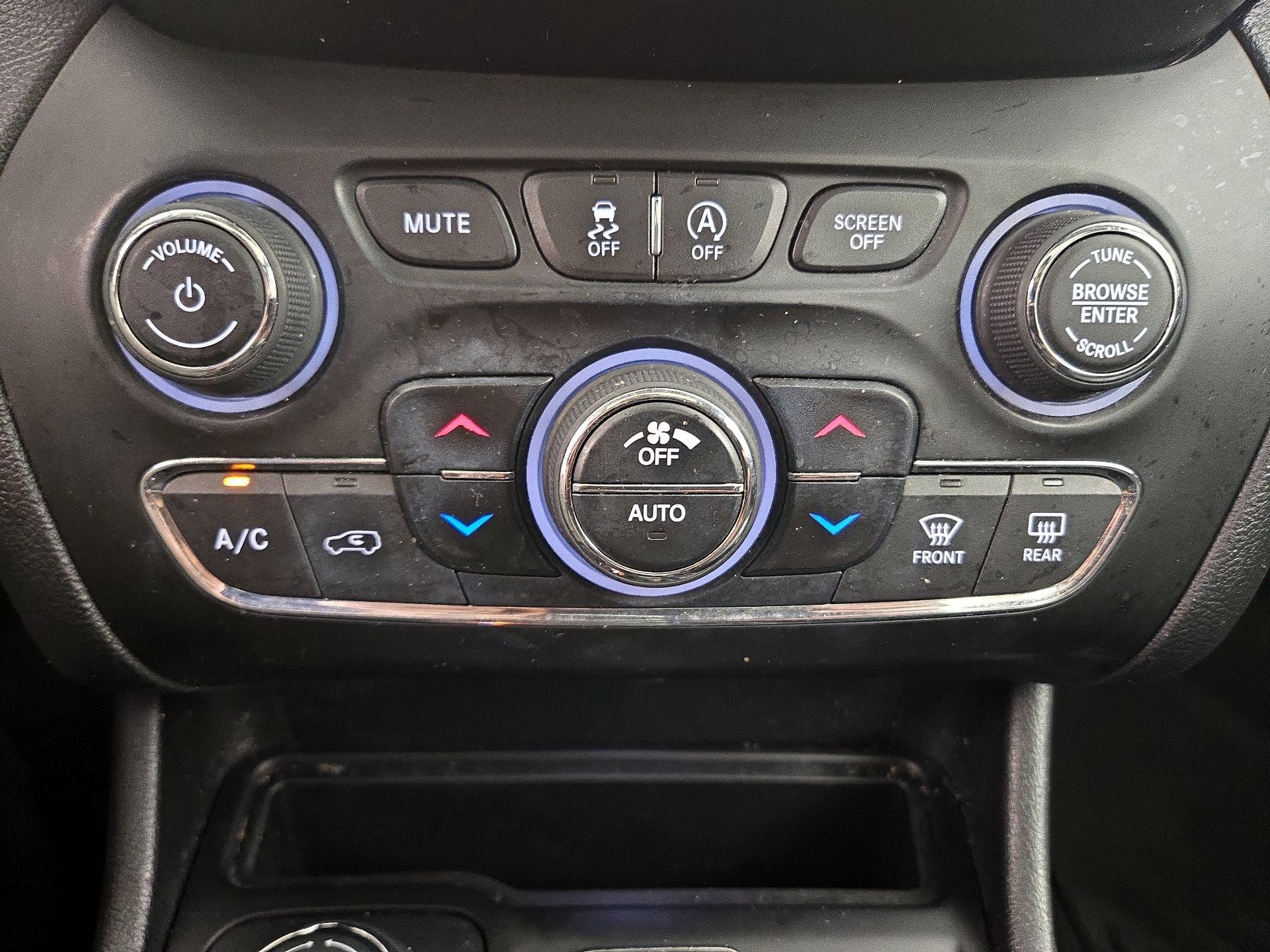 Thumbnail: 2019 Jeep Cherokee - 17
