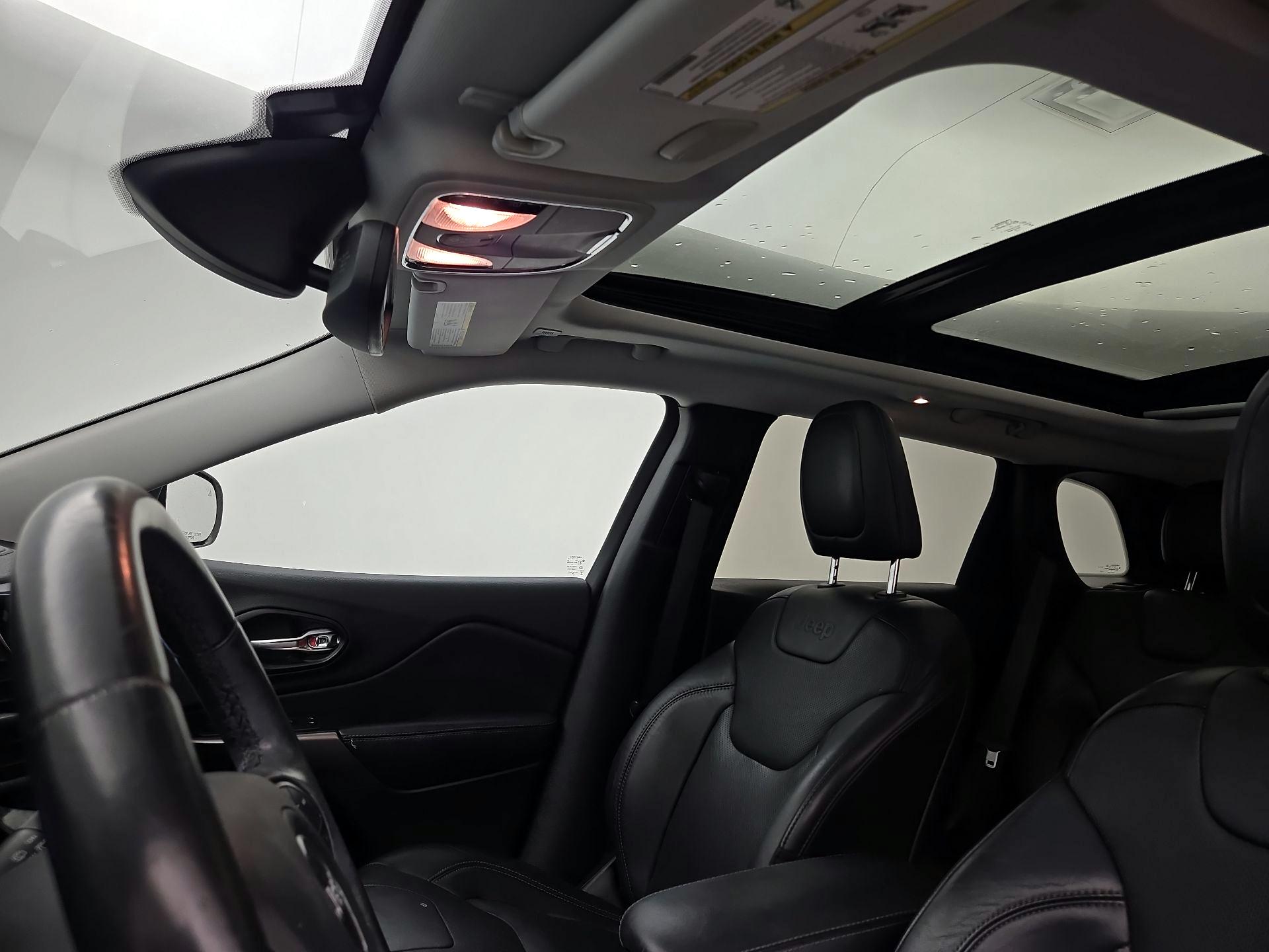Thumbnail: 2019 Jeep Cherokee - 20