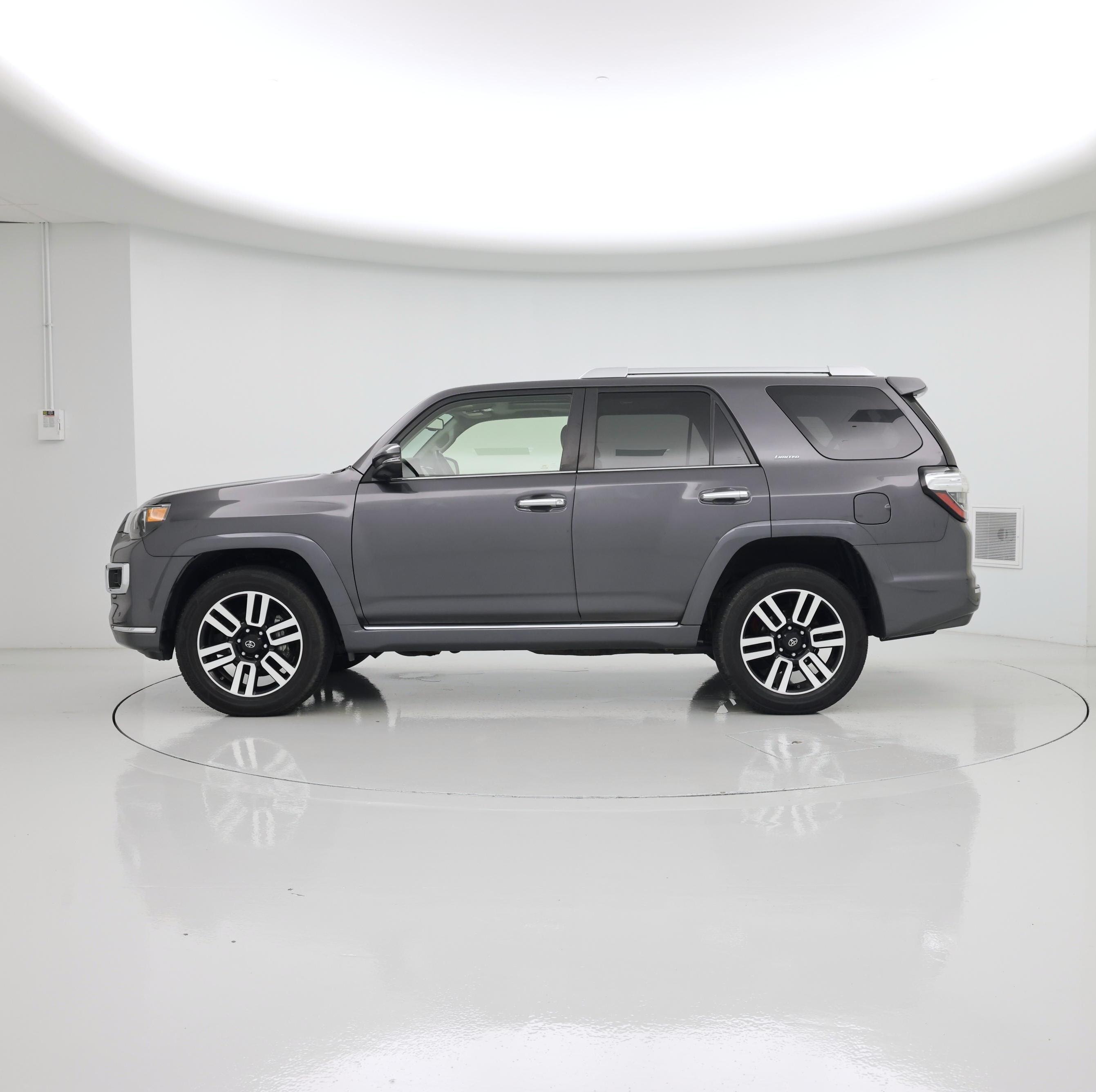 Thumbnail: 2017 Toyota 4Runner - 3