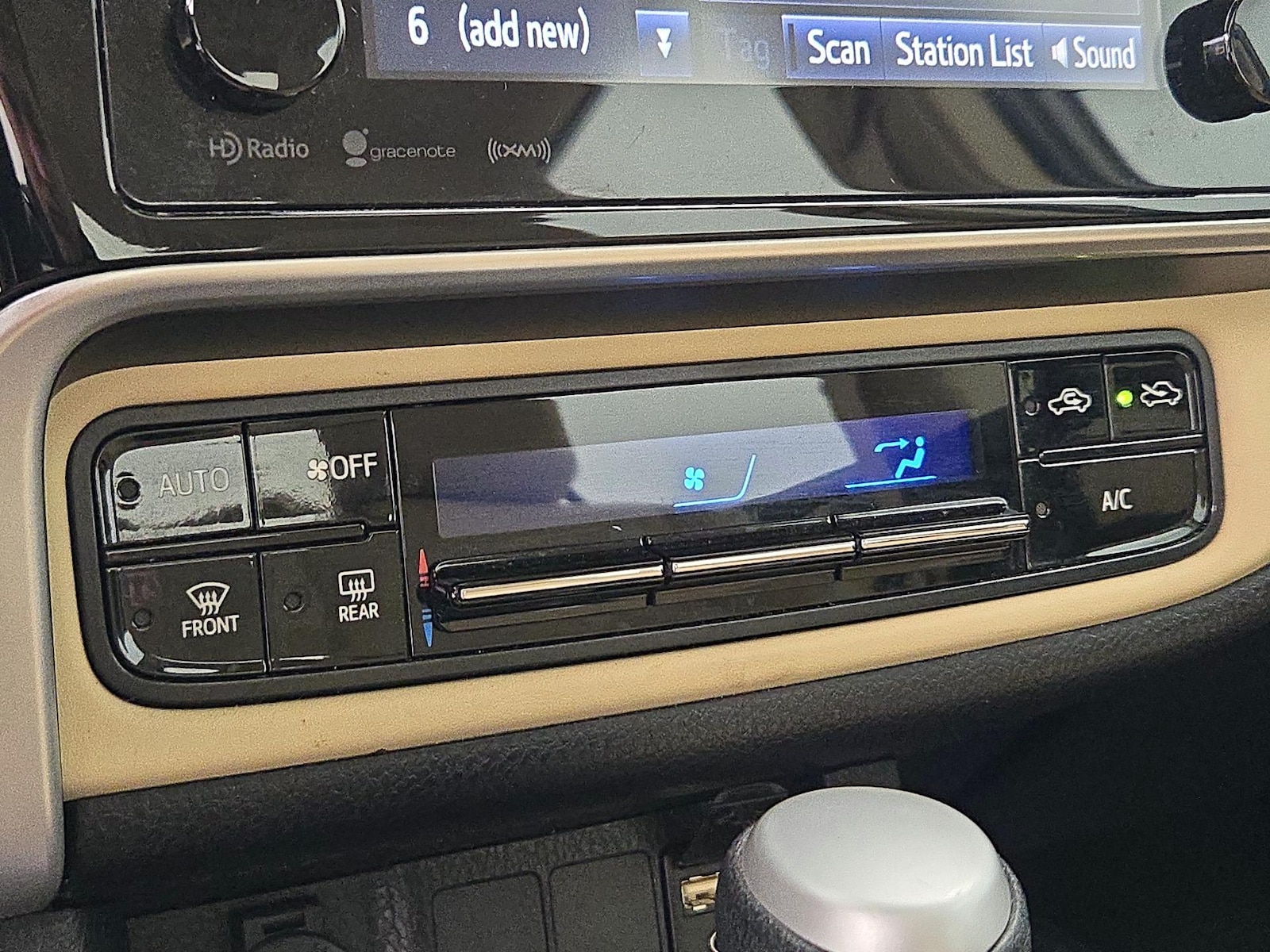 2018 Toyota Corolla LE - Photo 17