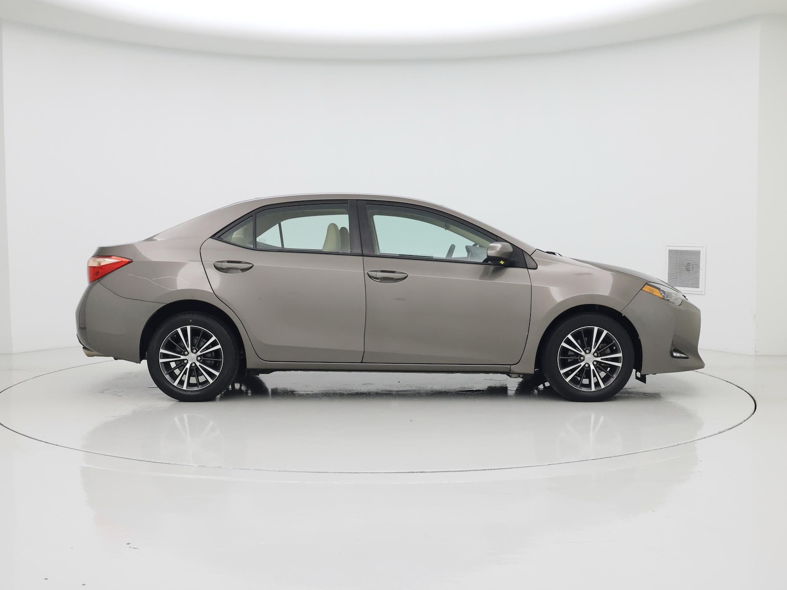 2018 Toyota Corolla LE - Photo 8