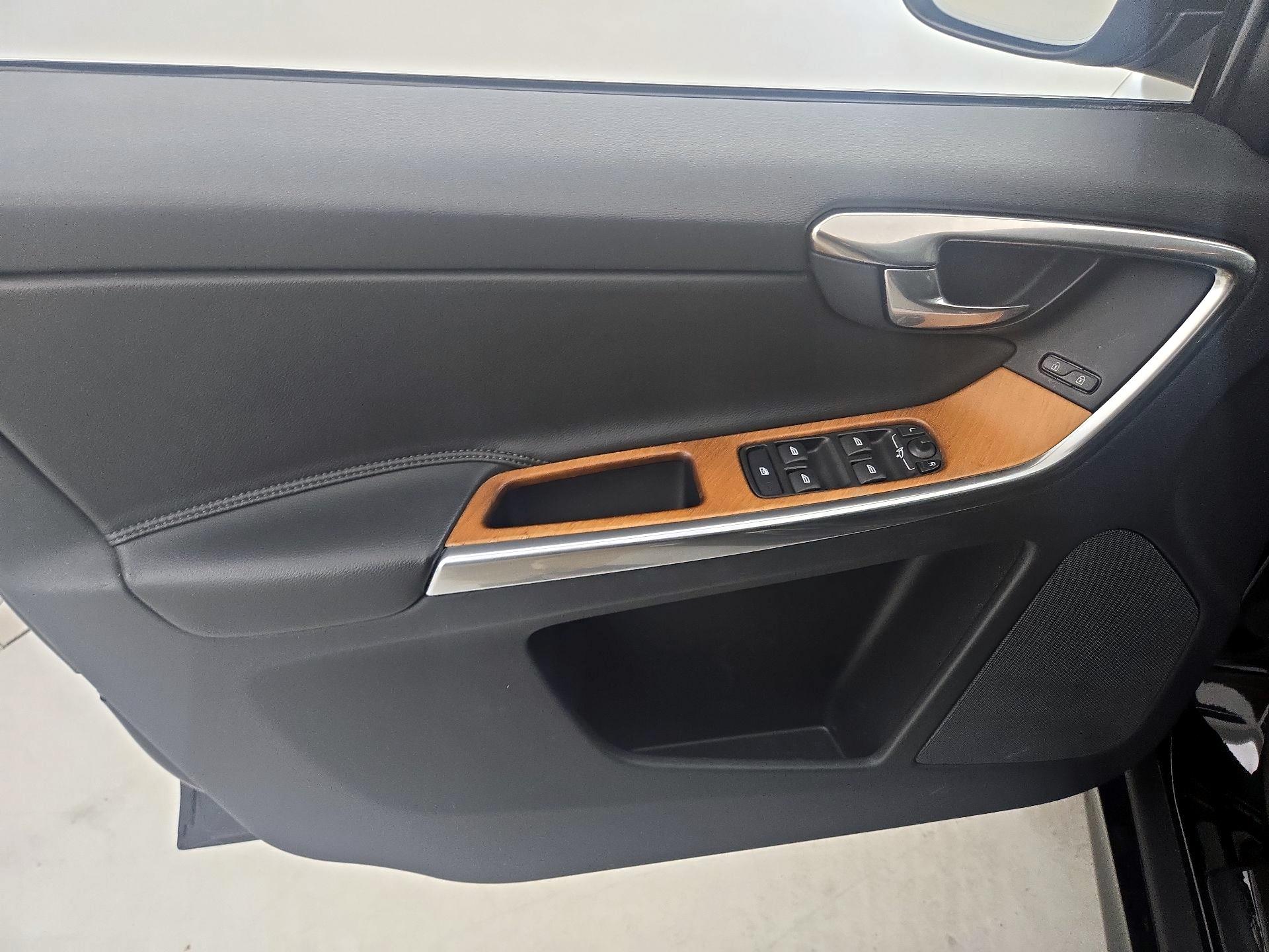 Thumbnail: 2017 Volvo XC60 - 12