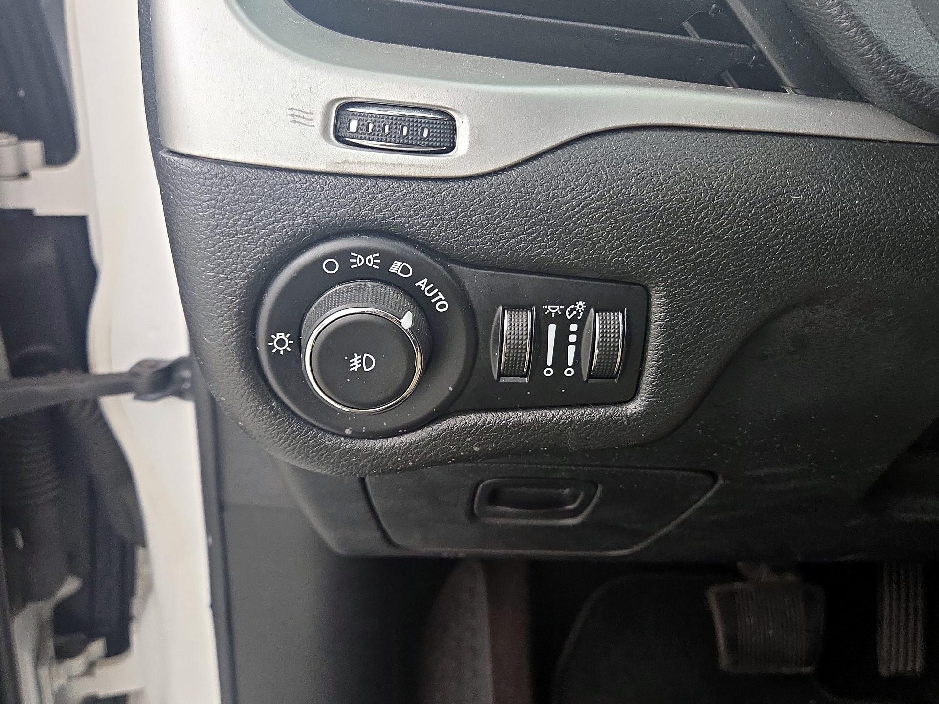 Thumbnail: 2015 Jeep Cherokee - 13