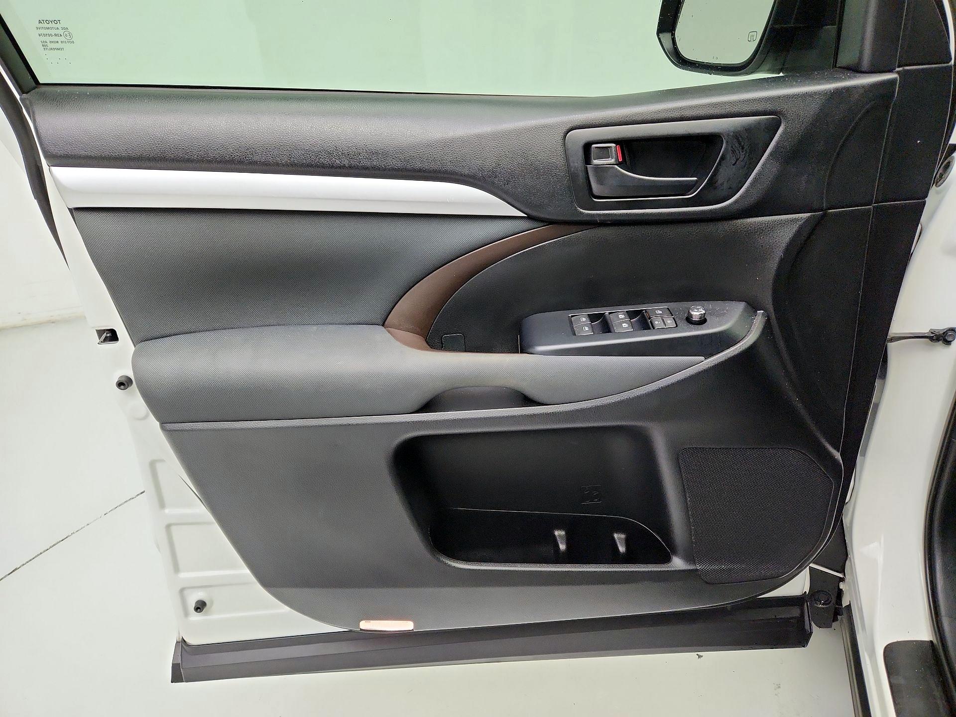 Thumbnail: 2019 Toyota Highlander - 12