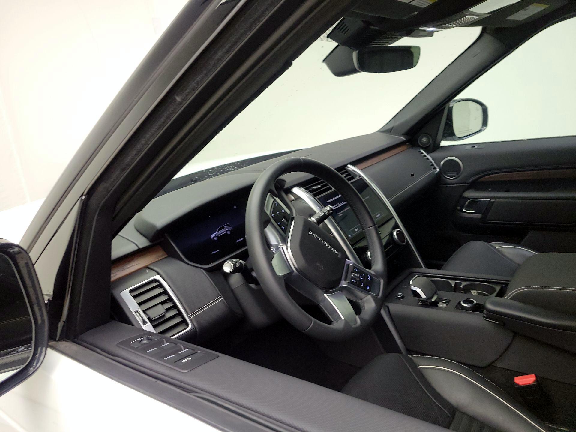 Thumbnail: 2024 Land Rover Discovery - 9
