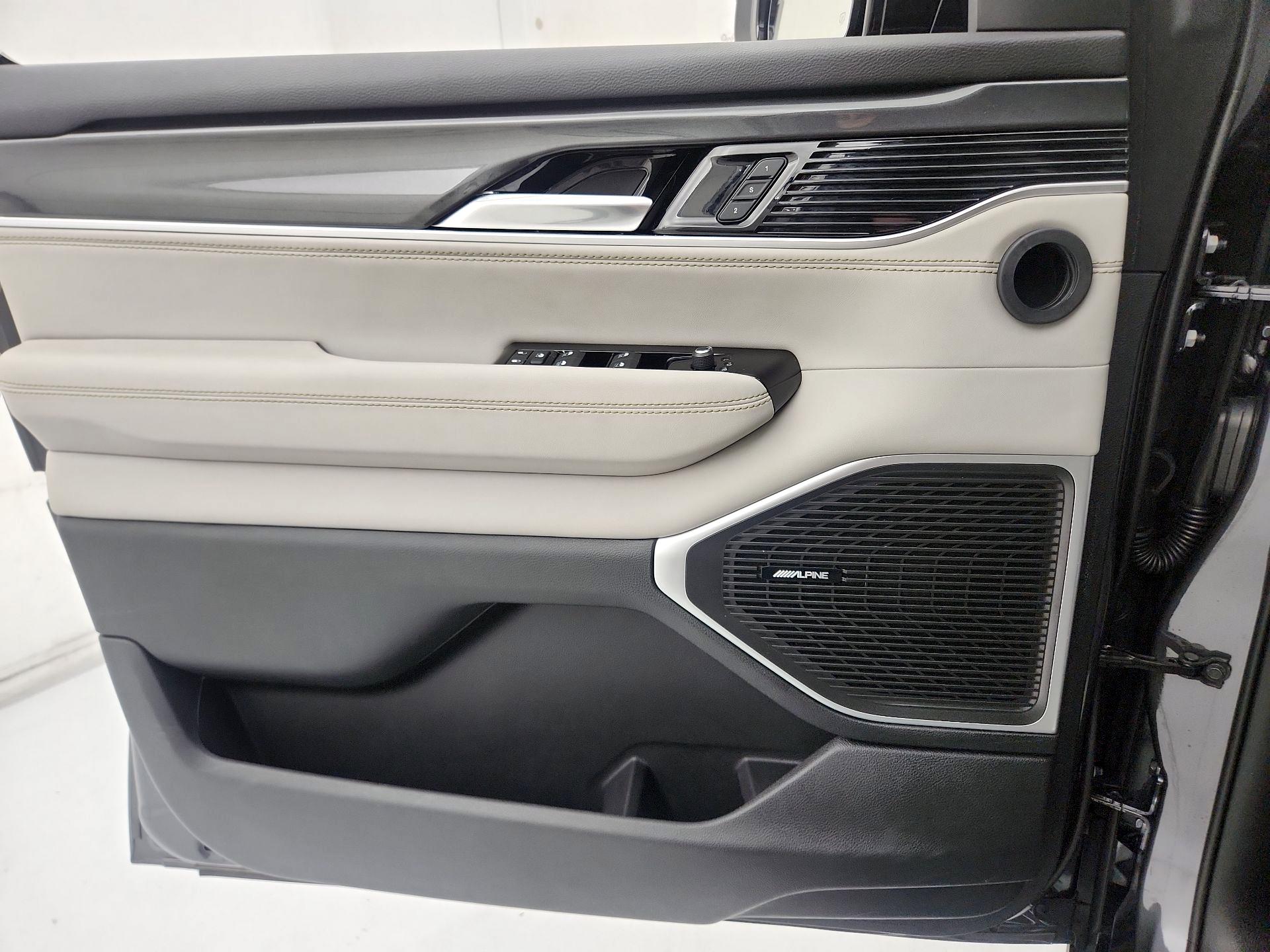 Thumbnail: 2022 Jeep Wagoneer - 12