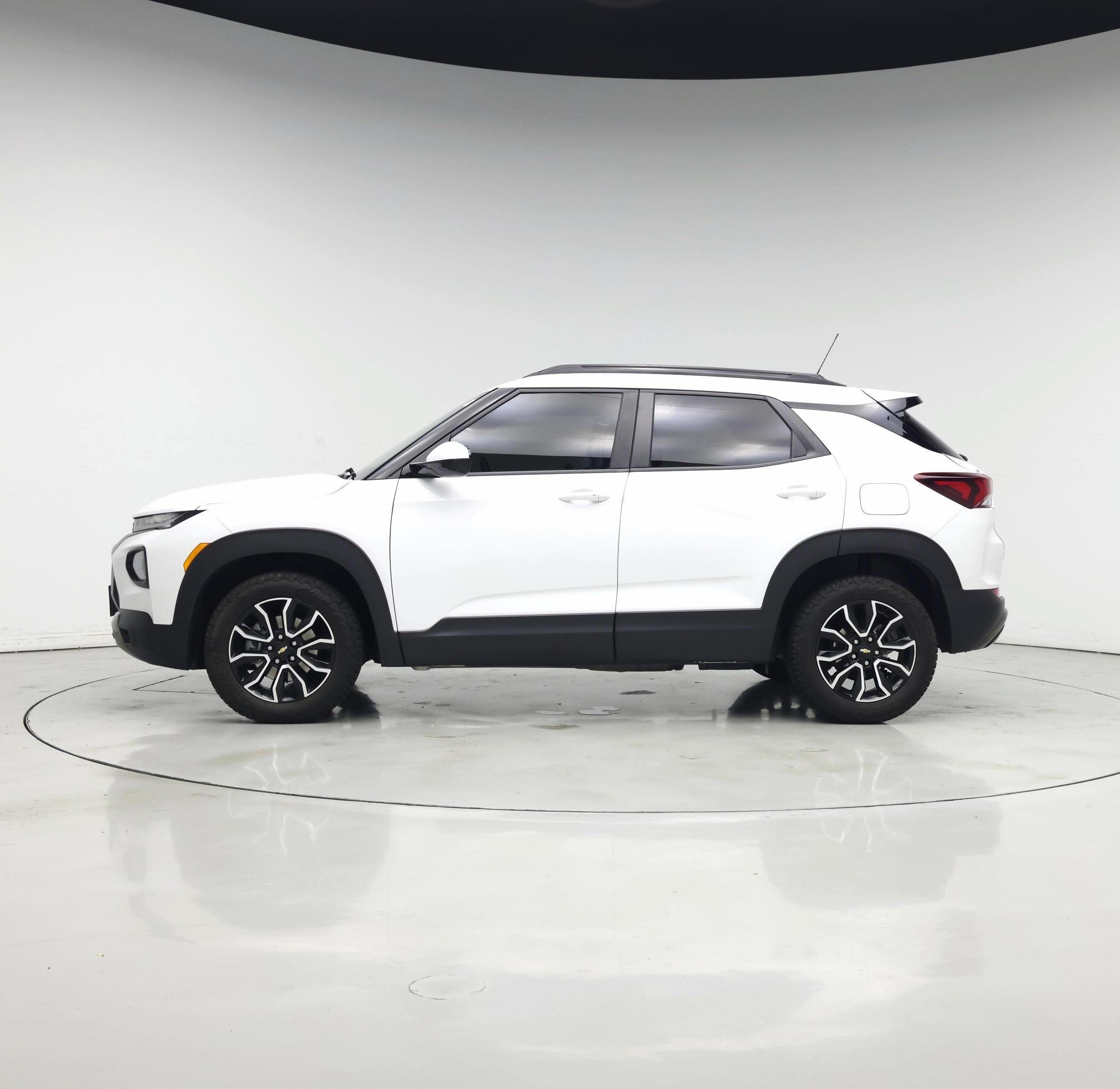 Thumbnail: 2023 Chevrolet TrailBlazer - 3