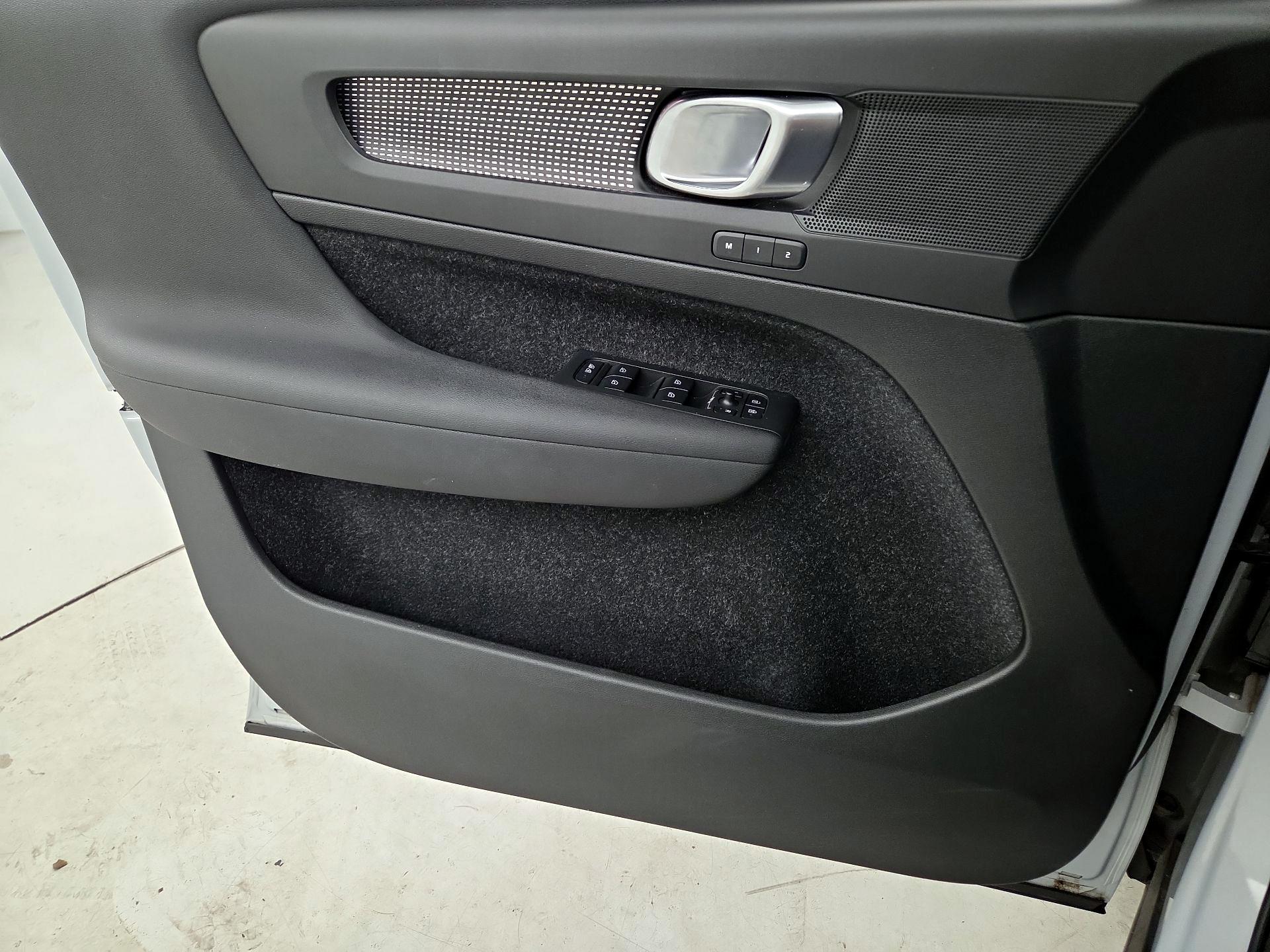 Thumbnail: 2021 Volvo XC40 - 12