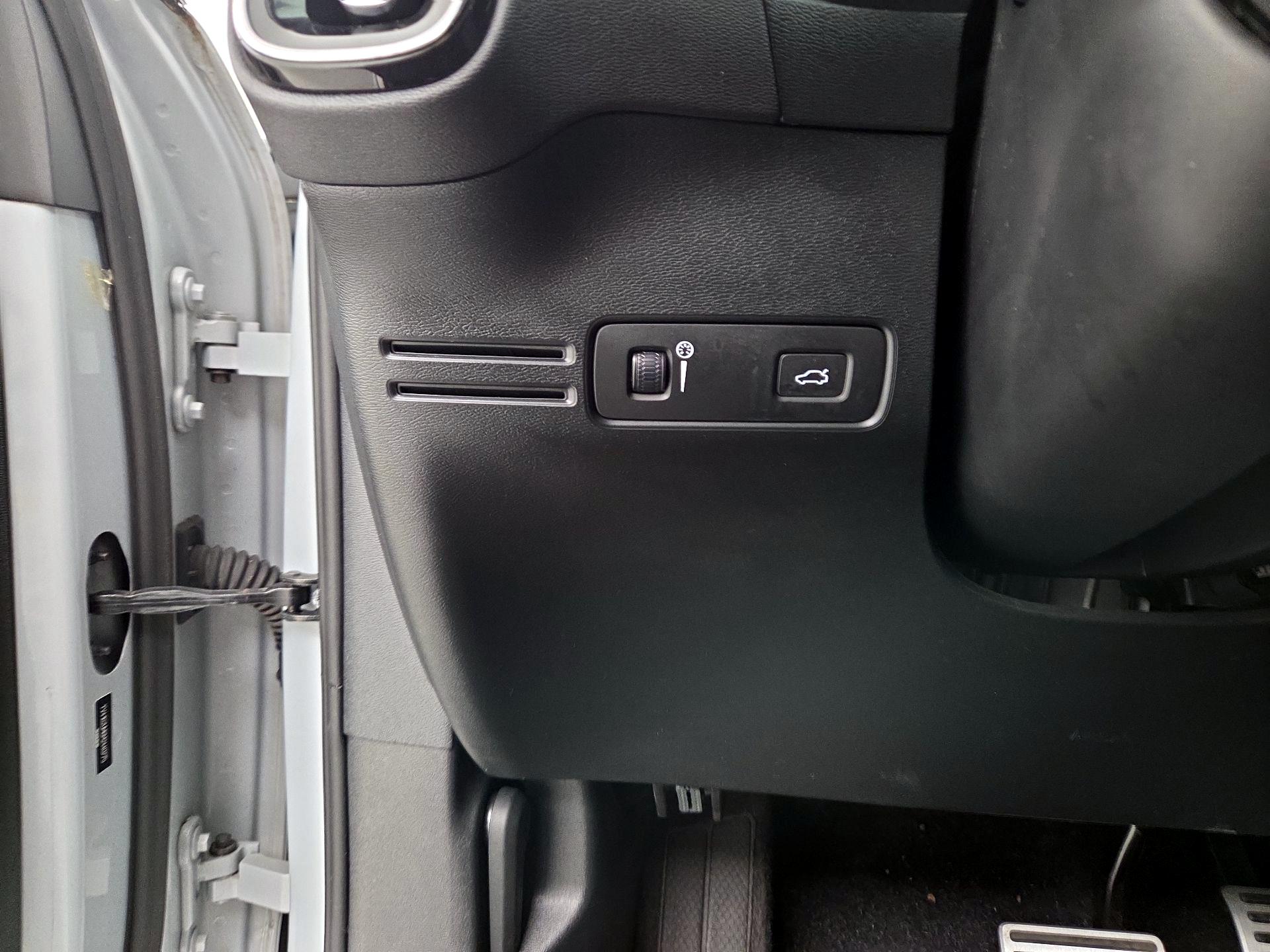 Thumbnail: 2021 Volvo XC40 - 13